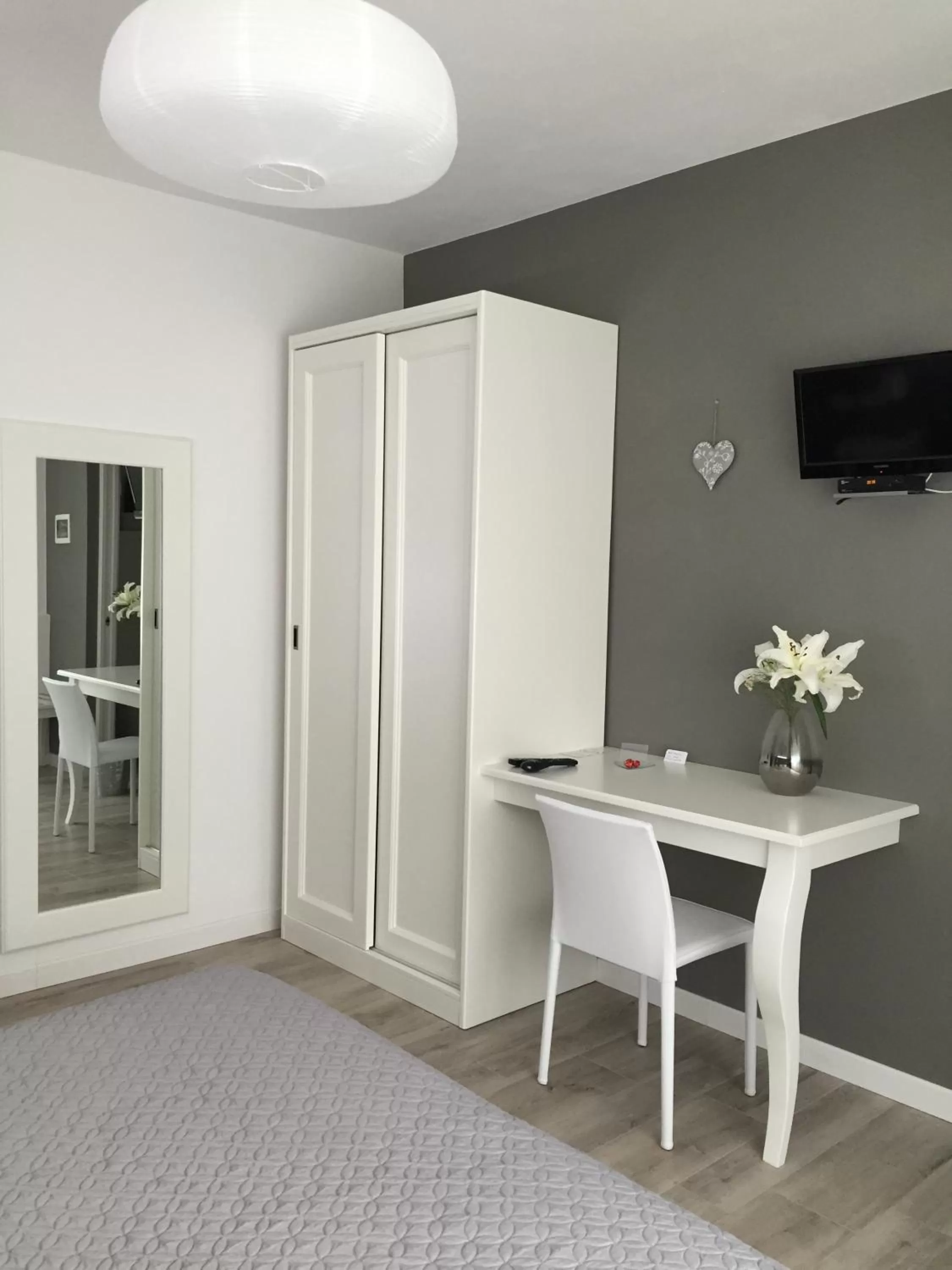 Bed, TV/Entertainment Center in Flyingaway