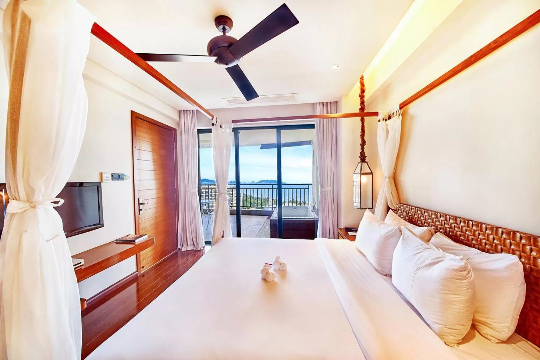 Bed in Ocean Sonic Resort Sanya