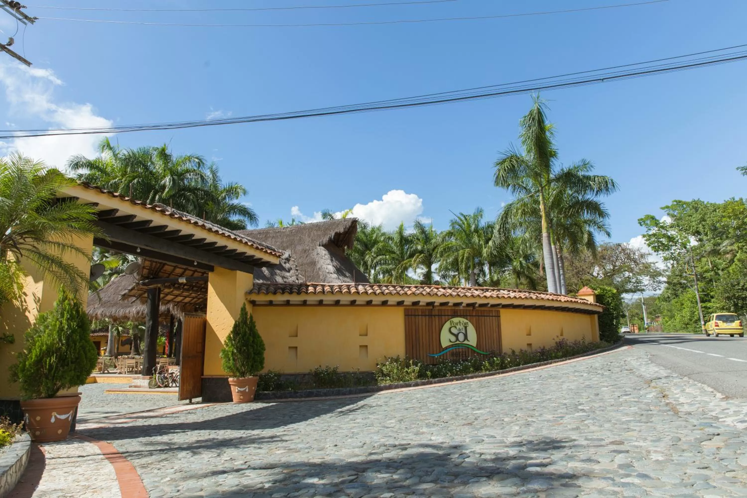 Property Building in Hotel Portón del Sol