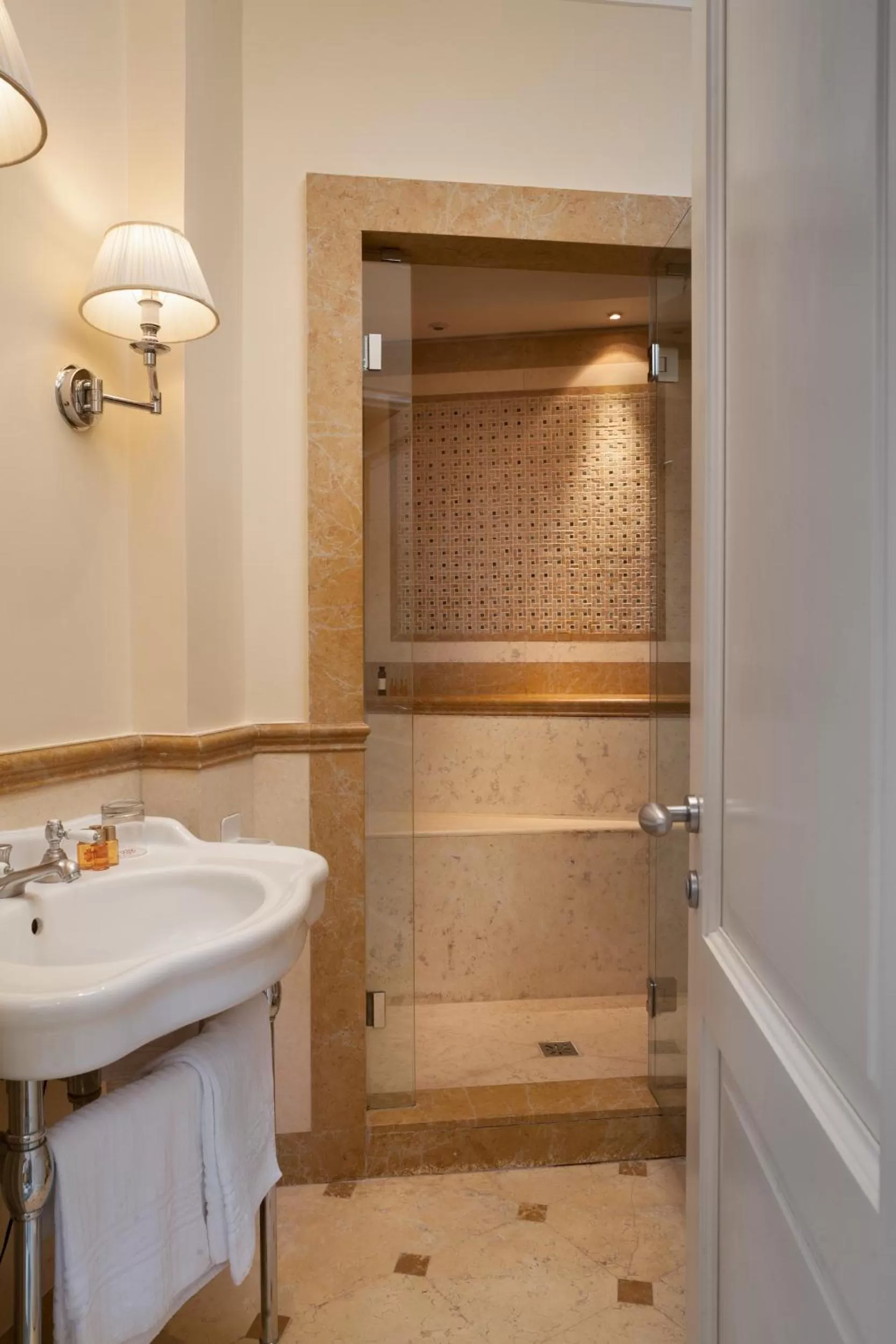 Bathroom in Hotel Executive