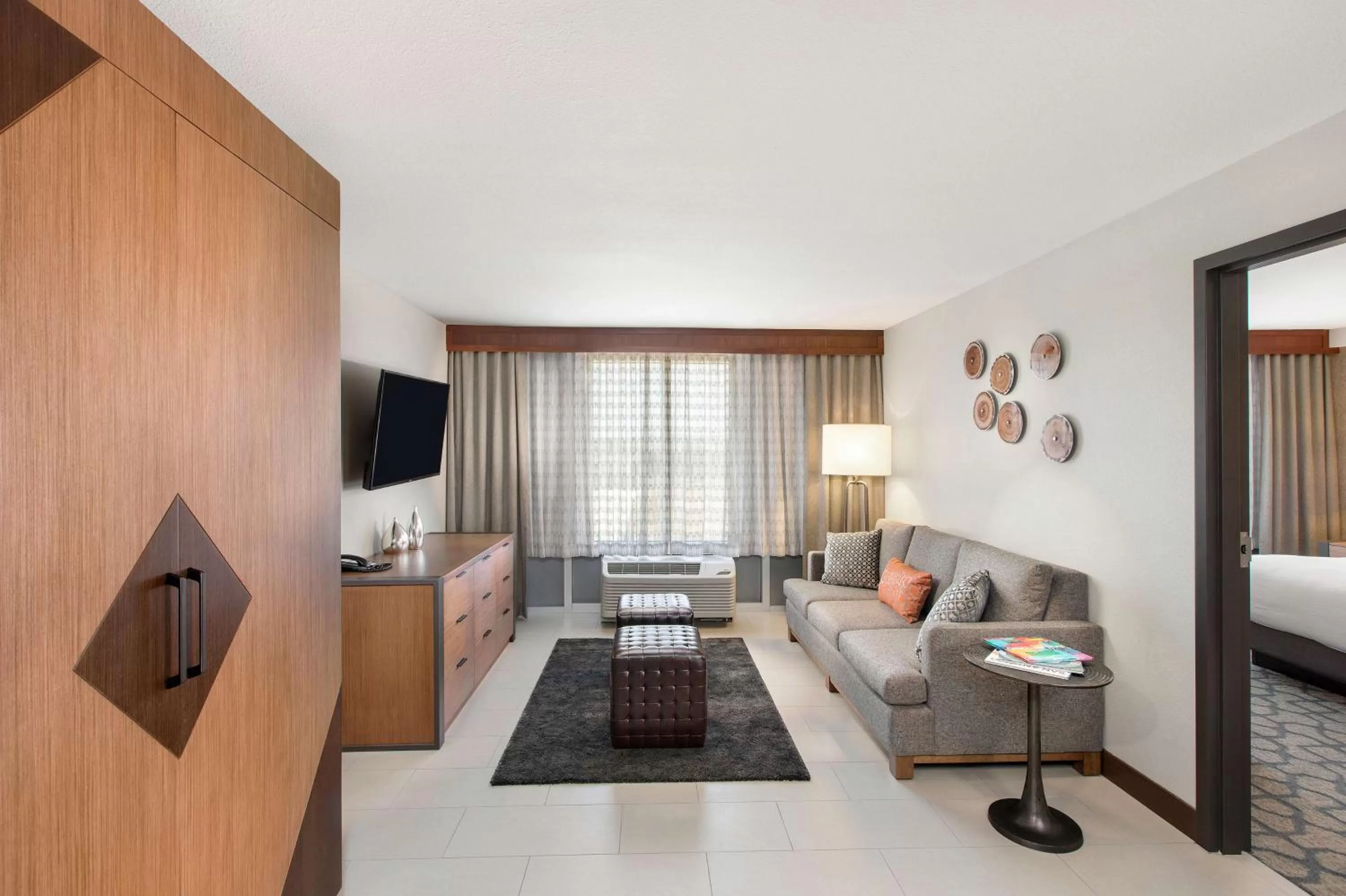 Living room, Bed in DoubleTree by Hilton San Antonio Northwest - La Cantera
