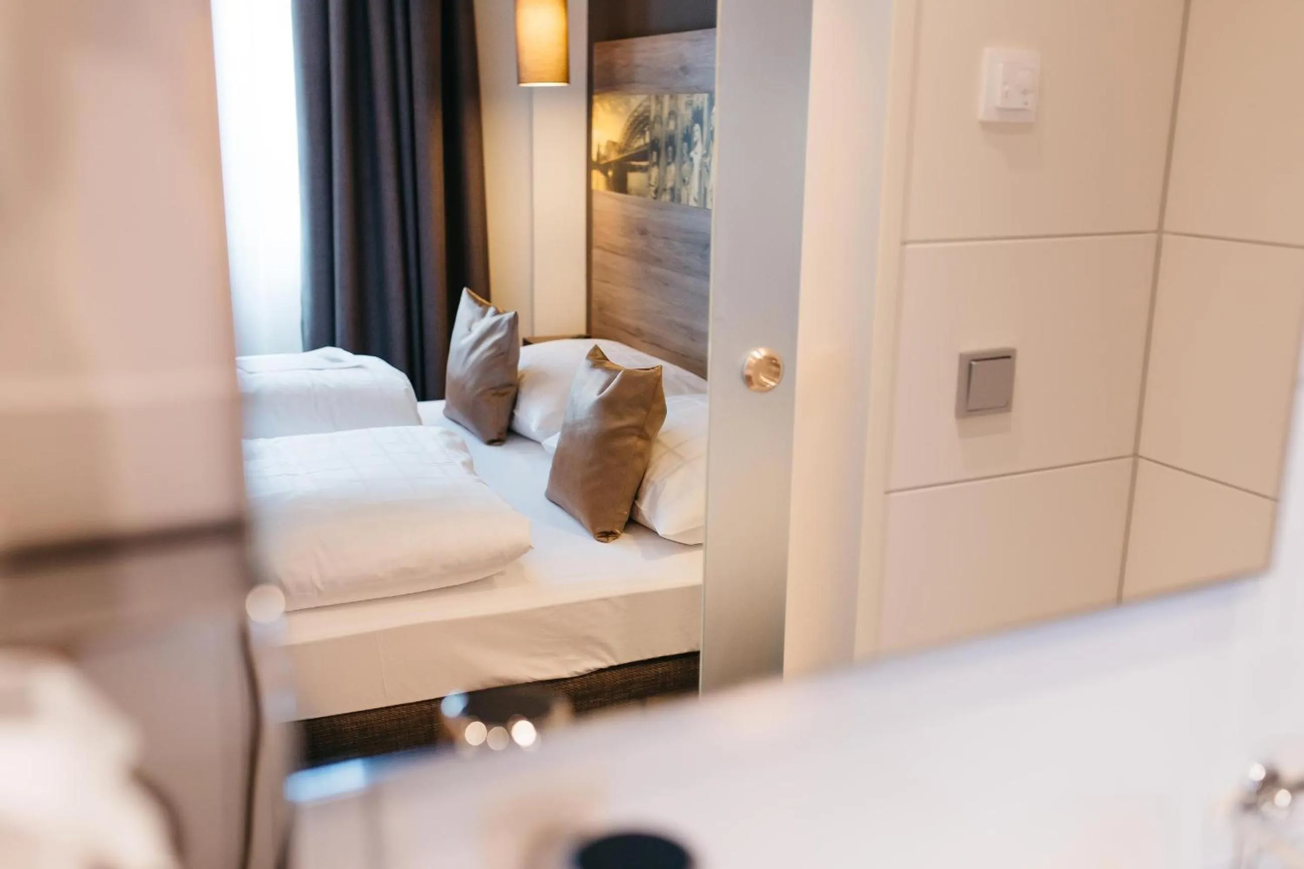 Bathroom, Bed in Hotel Sion