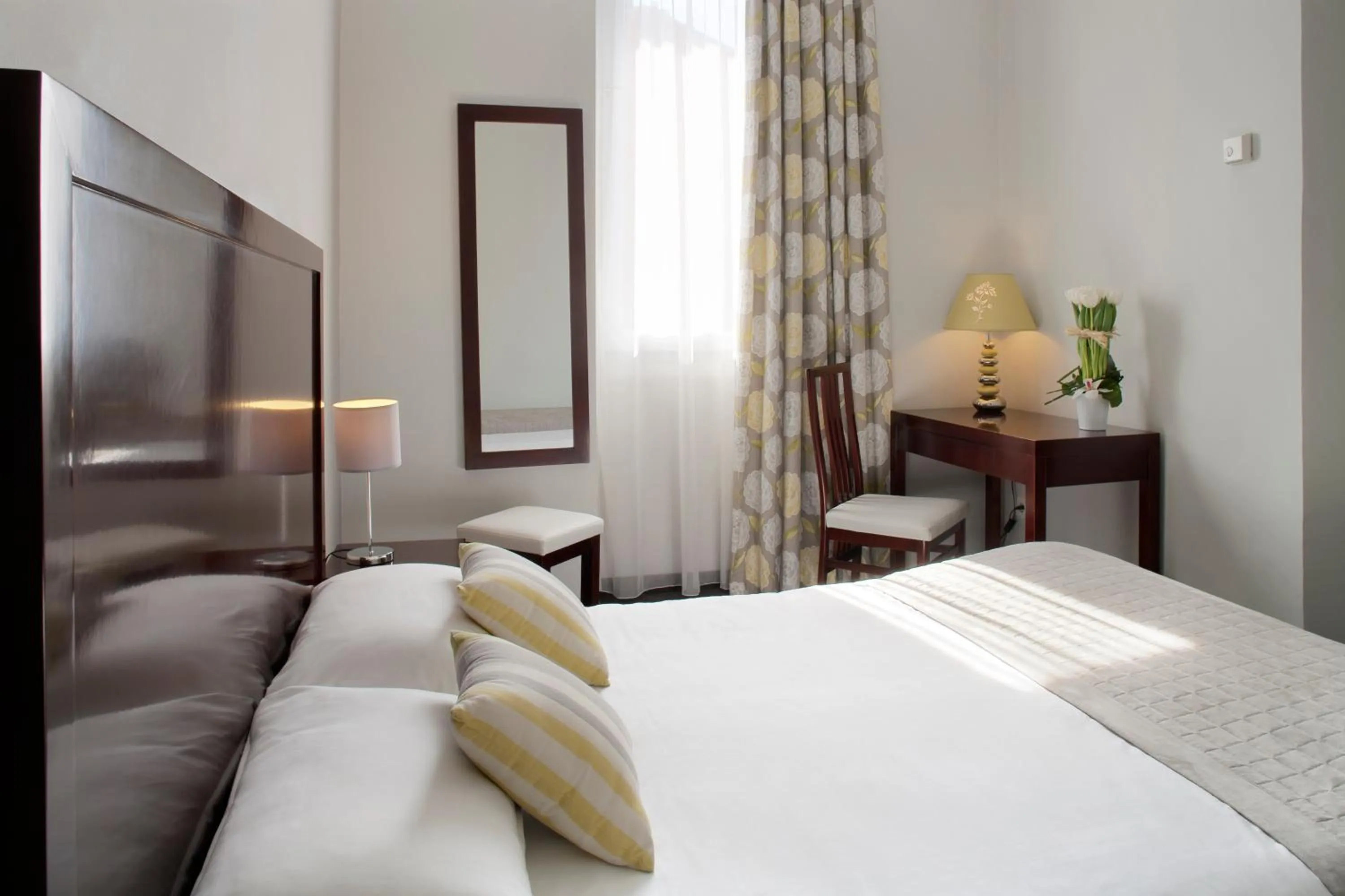 Photo of the whole room, Bed in Hôtel Relais Acropolis