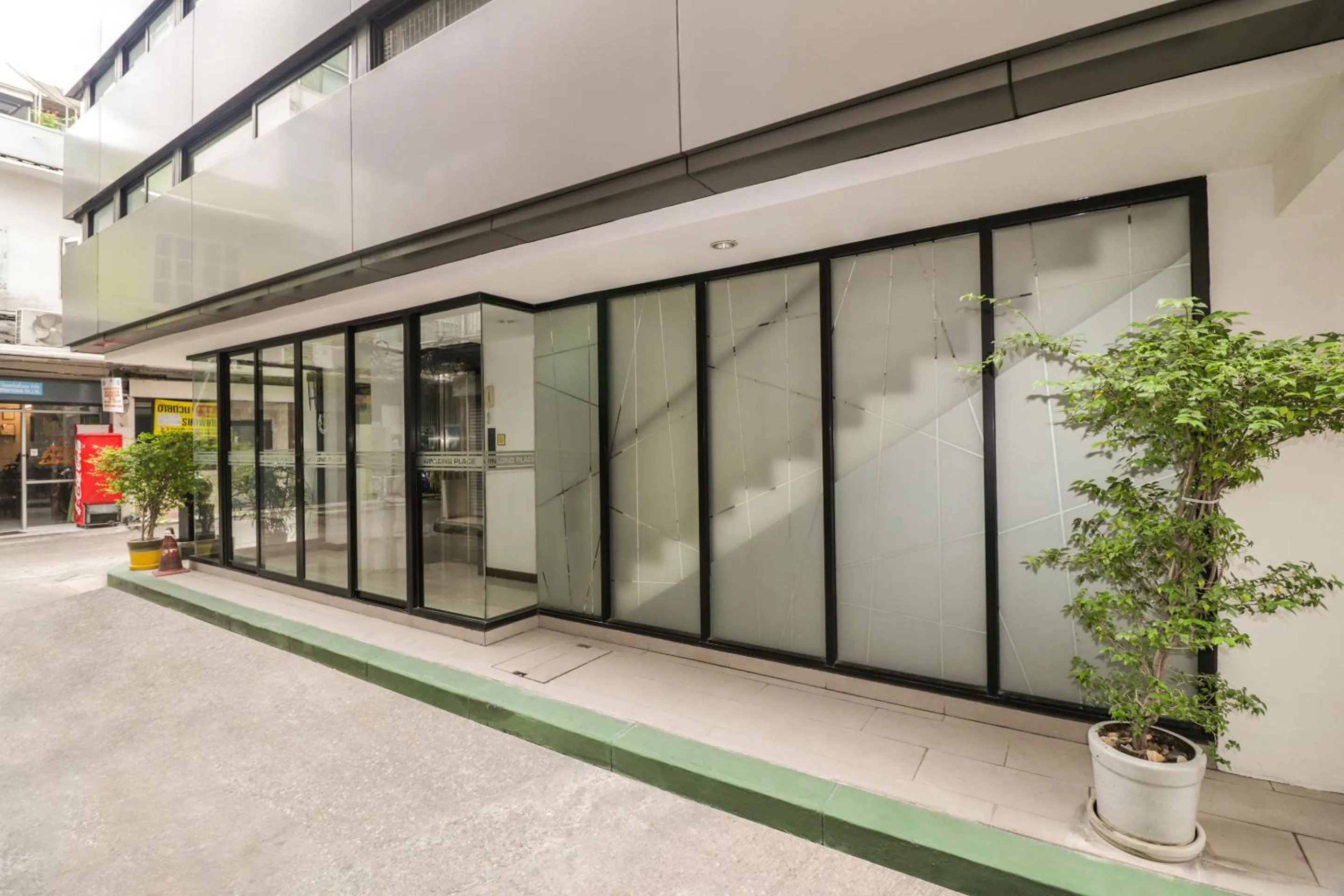 Facade/entrance in OYO 225 Premier Place Bangkok