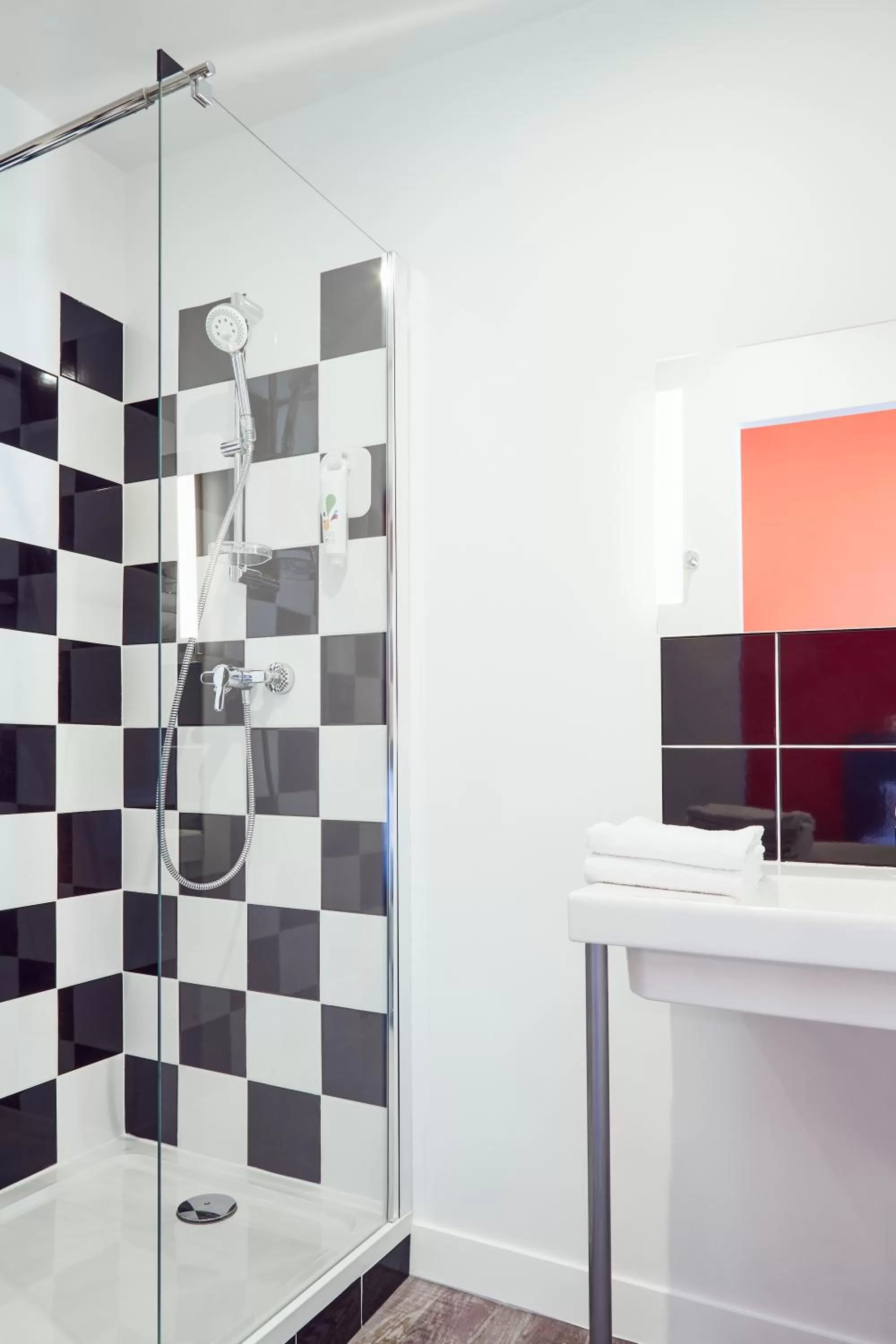 Bathroom in ibis Styles Marseille Vieux Port