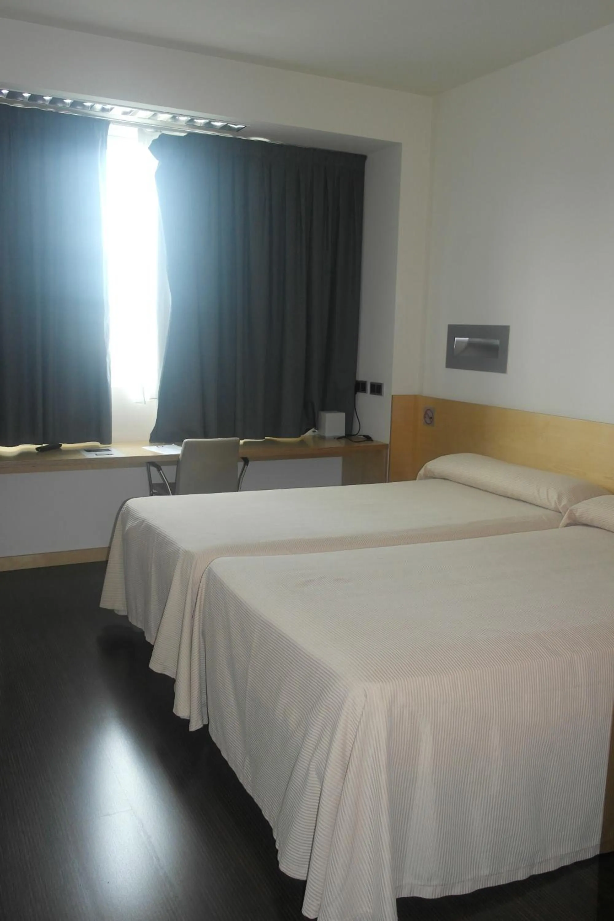 Photo of the whole room, Bed in Gobeo Park