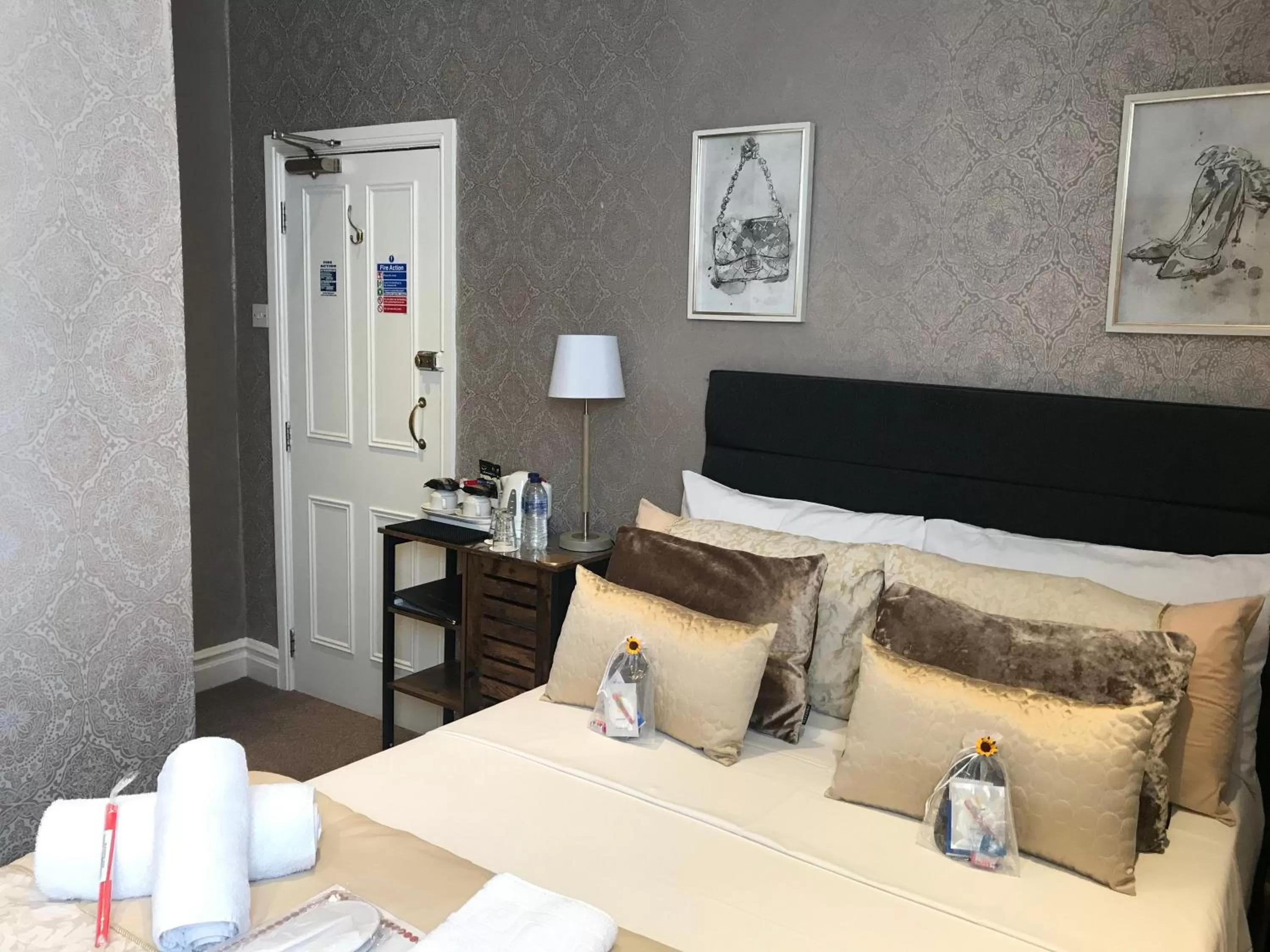 Bedroom, Bed in Raffles Hotel