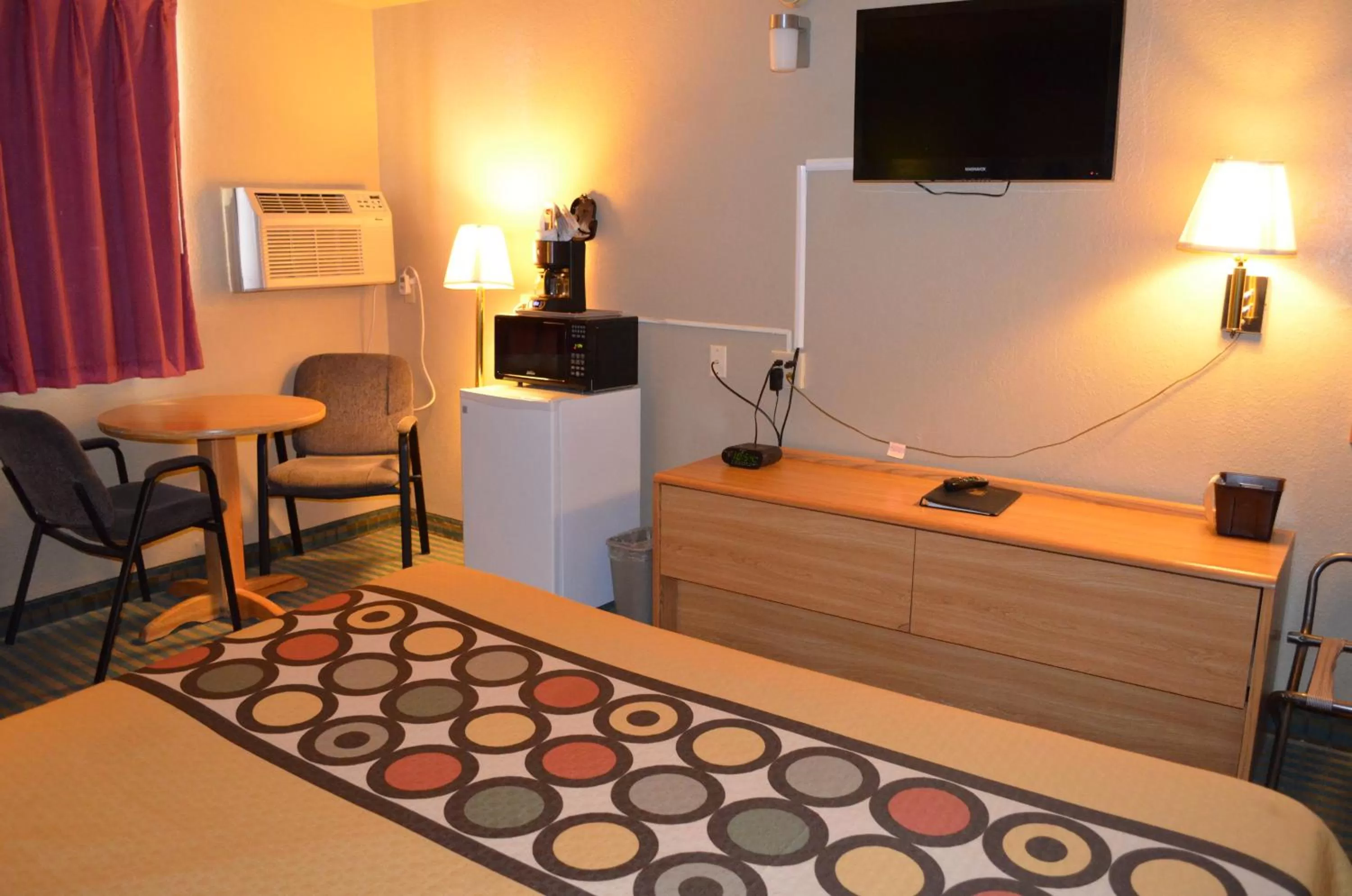 TV and multimedia, Bed in Super 8 by Wyndham Devils Lake