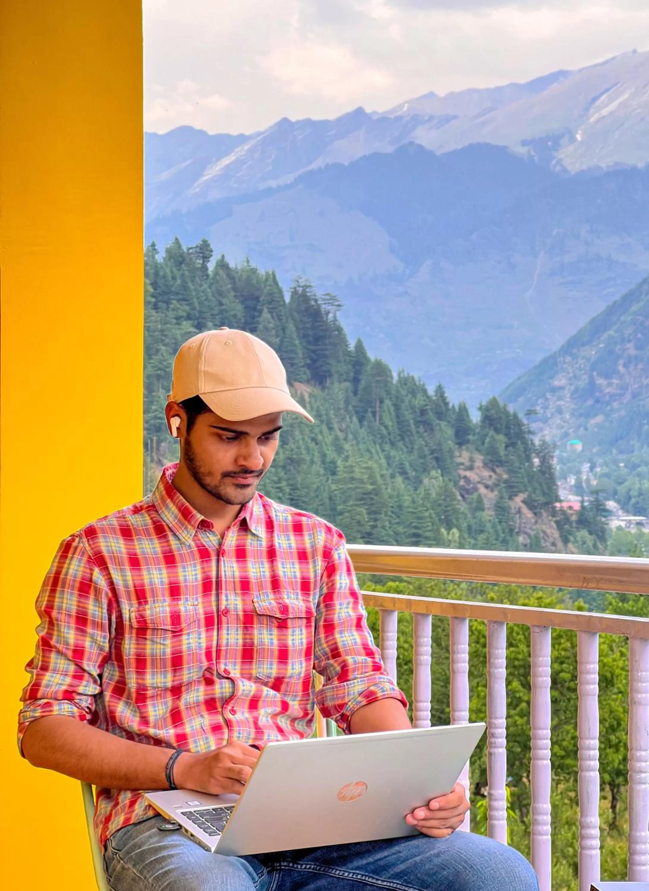 Mountain view in Whoopers Hostel Manali