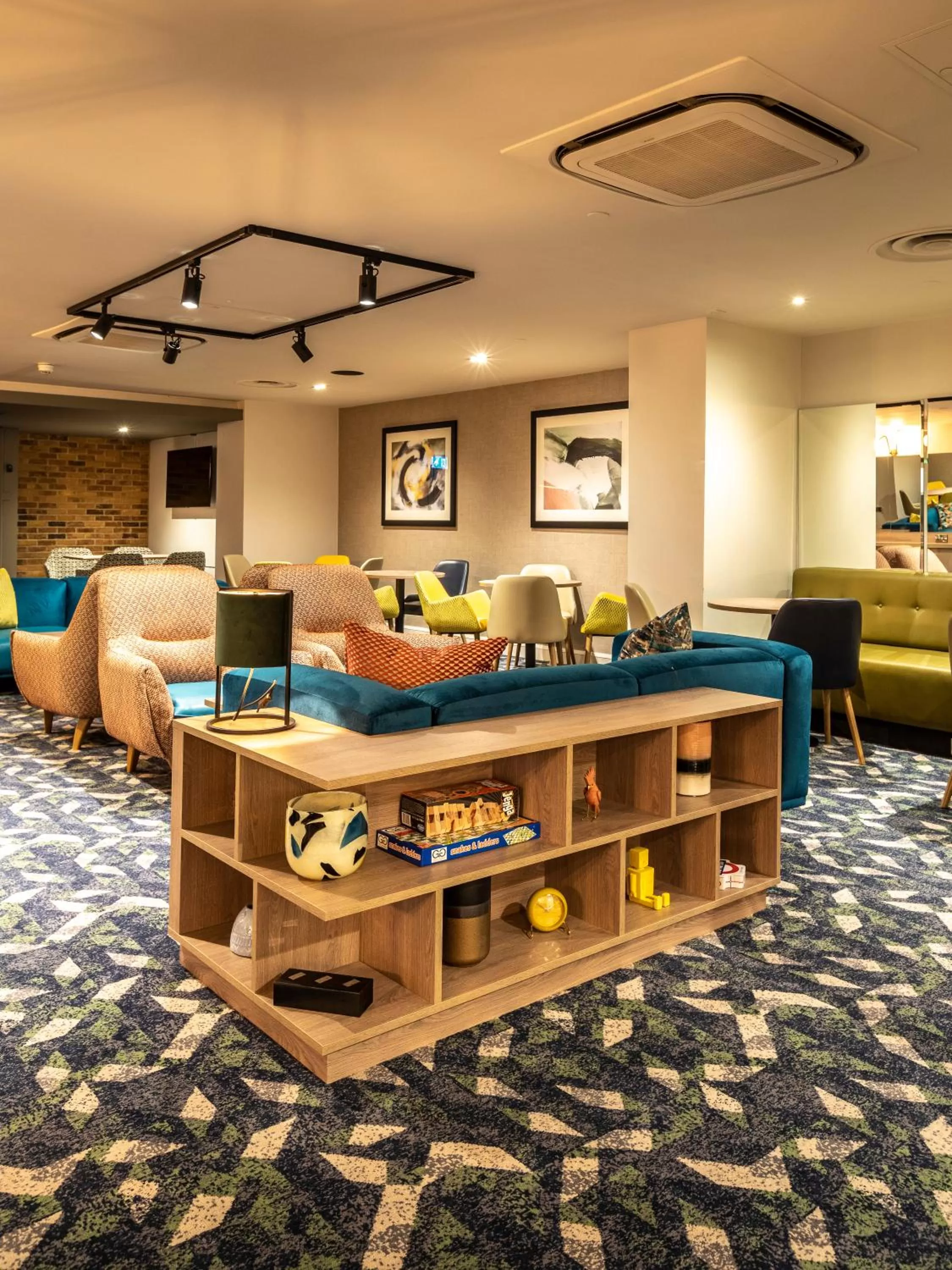 Lounge or bar in Holiday Inn London - Regent's Park by IHG