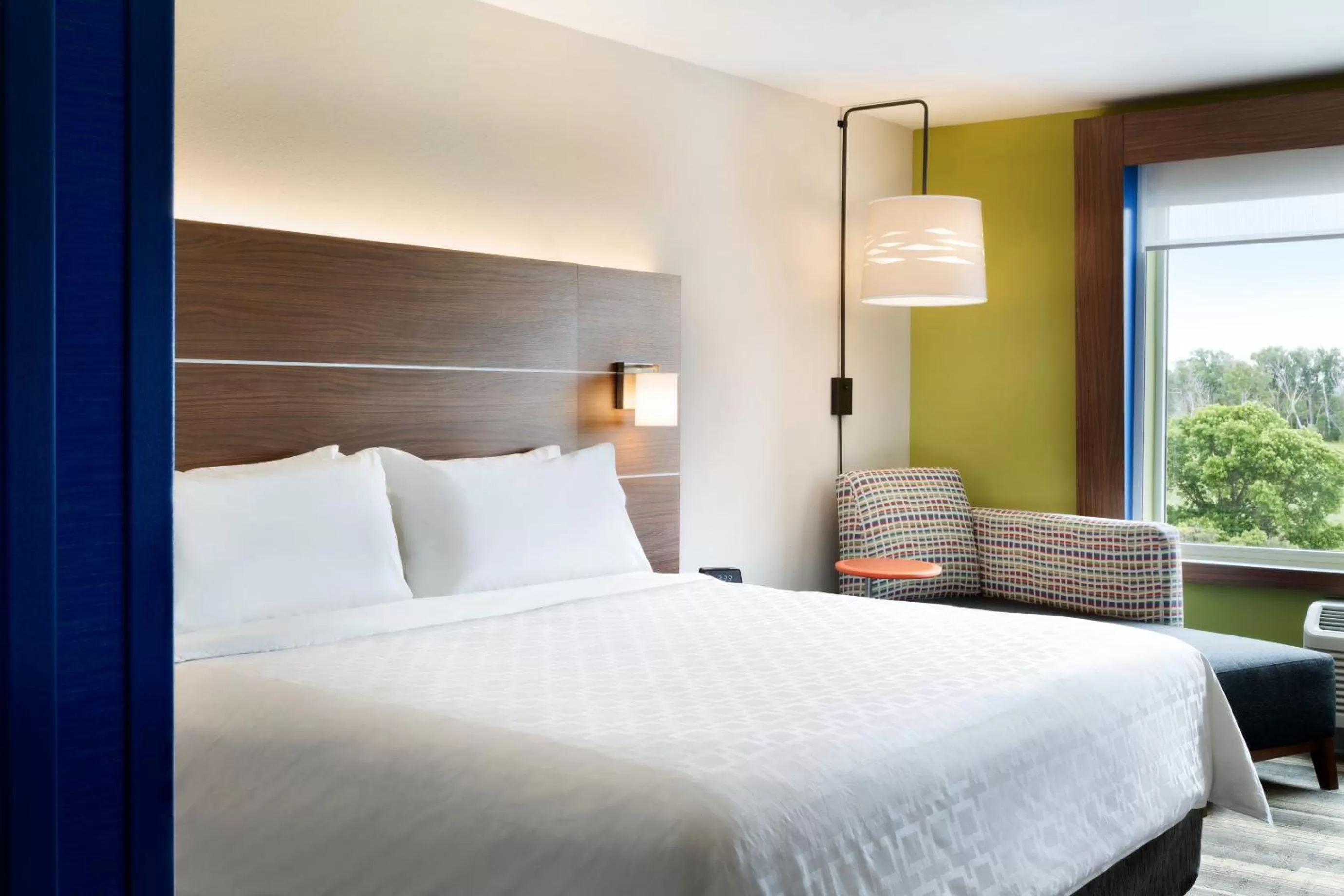 Bed in Holiday Inn Express & Suites - Yorkville by IHG