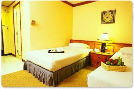 Photo of the whole room, Bed in Wall Street Inn, Bangkok