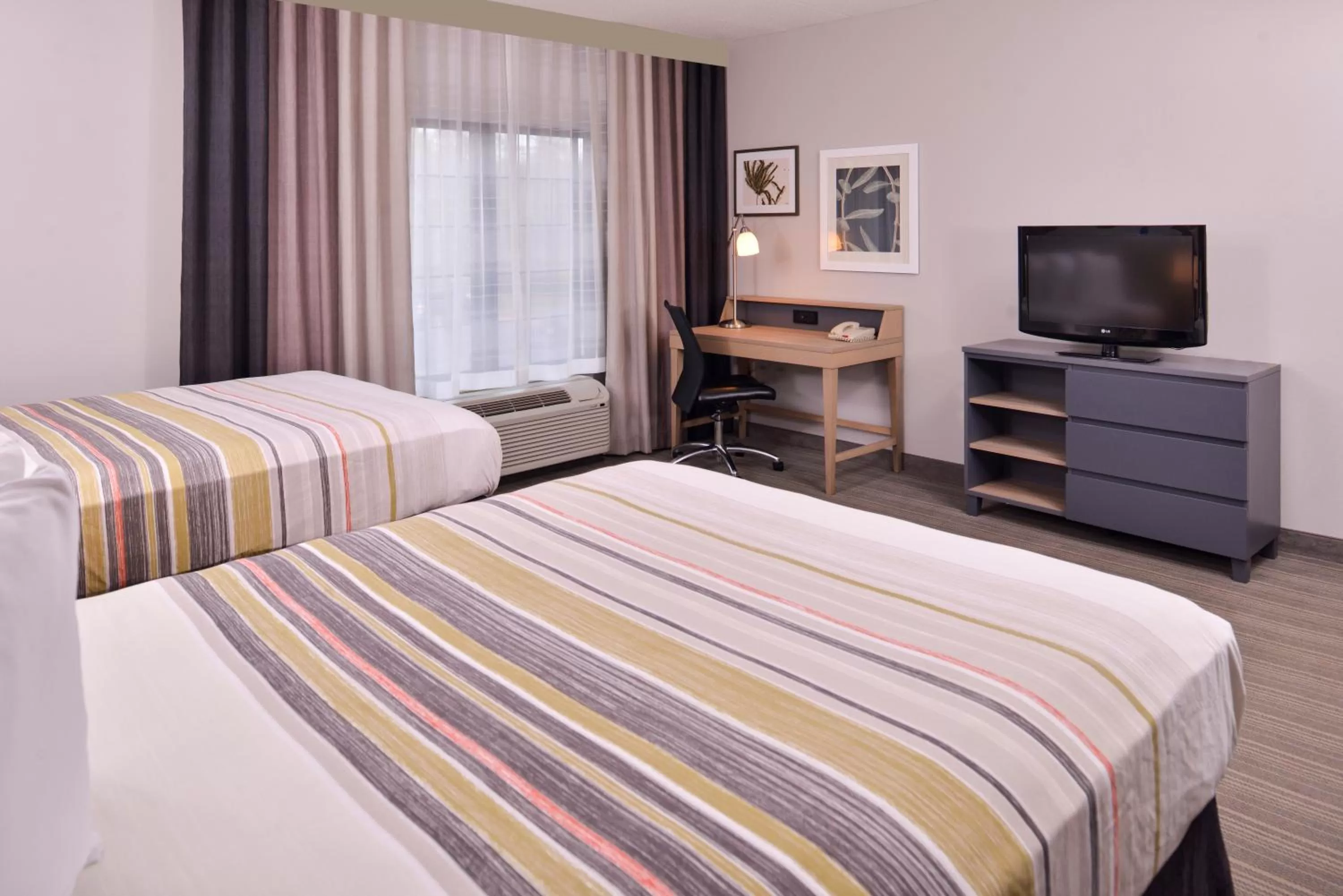 Bed in Country Inn & Suites by Radisson Raleigh-Durham Airport NC
