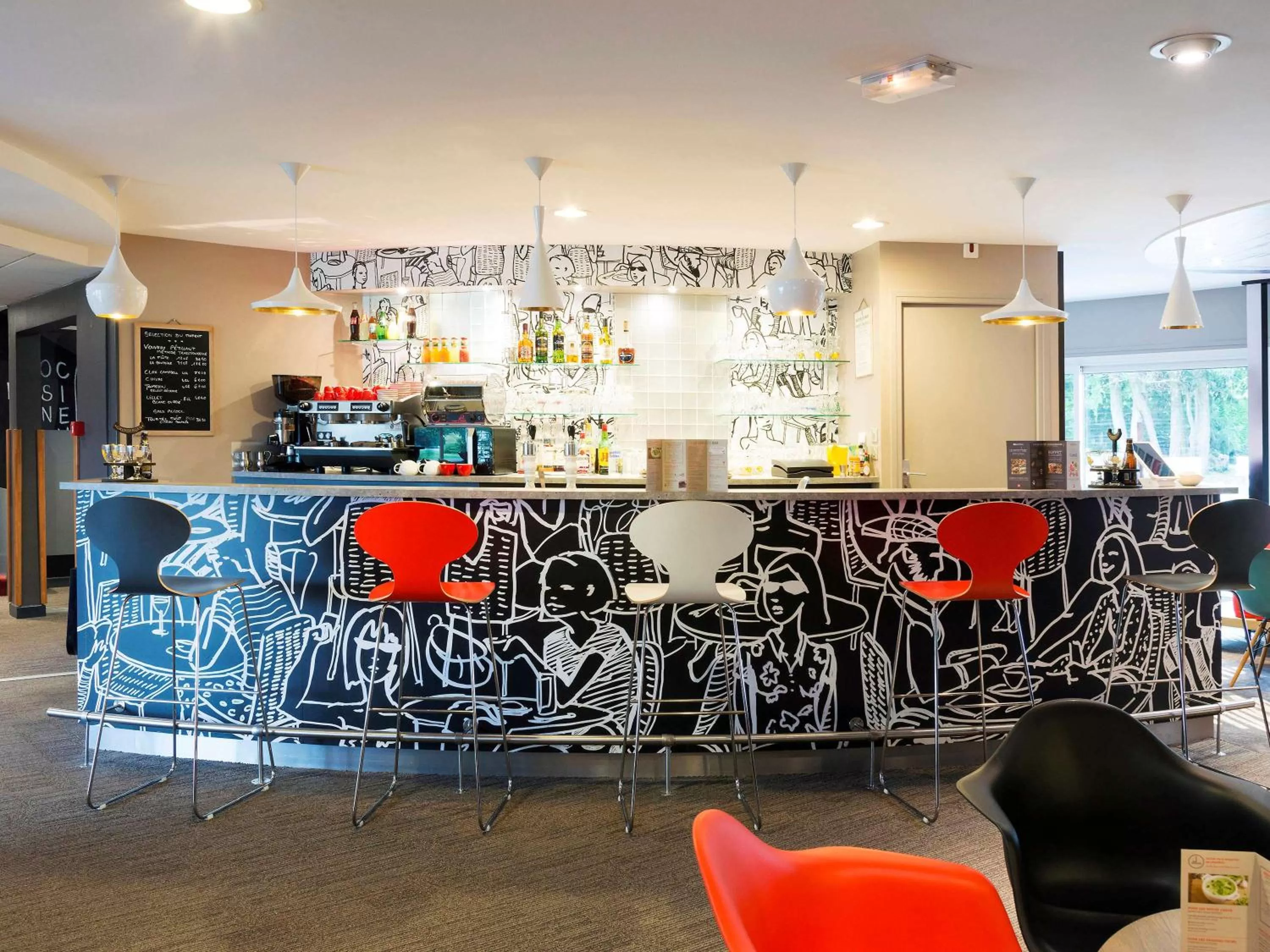 Lounge or bar in ibis Laval Le Relais D'Armor
