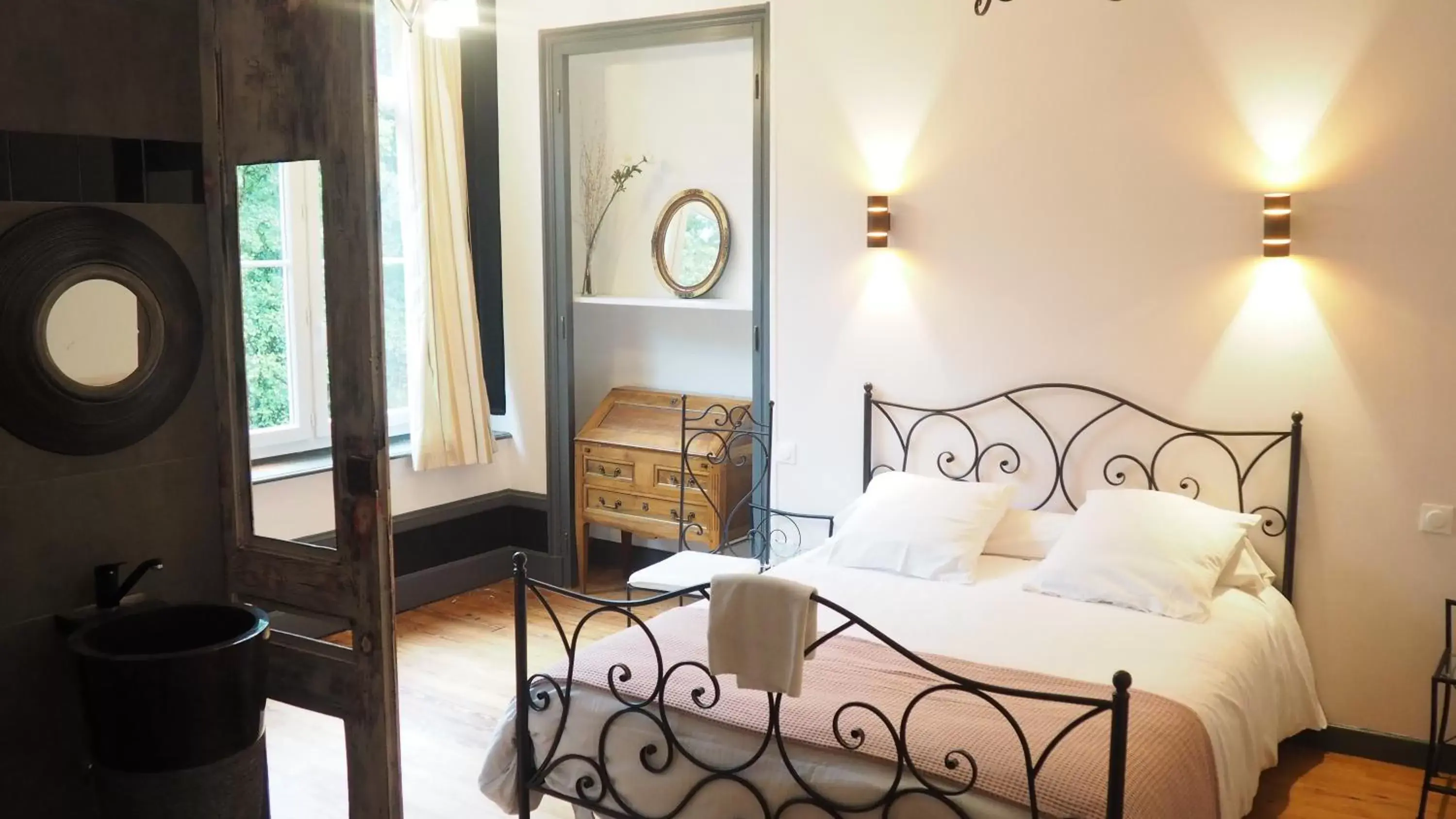 Quadruple Room with Bath in La Garenne de Morestel Quadruple Room with Bath in La Garenne de Morestel