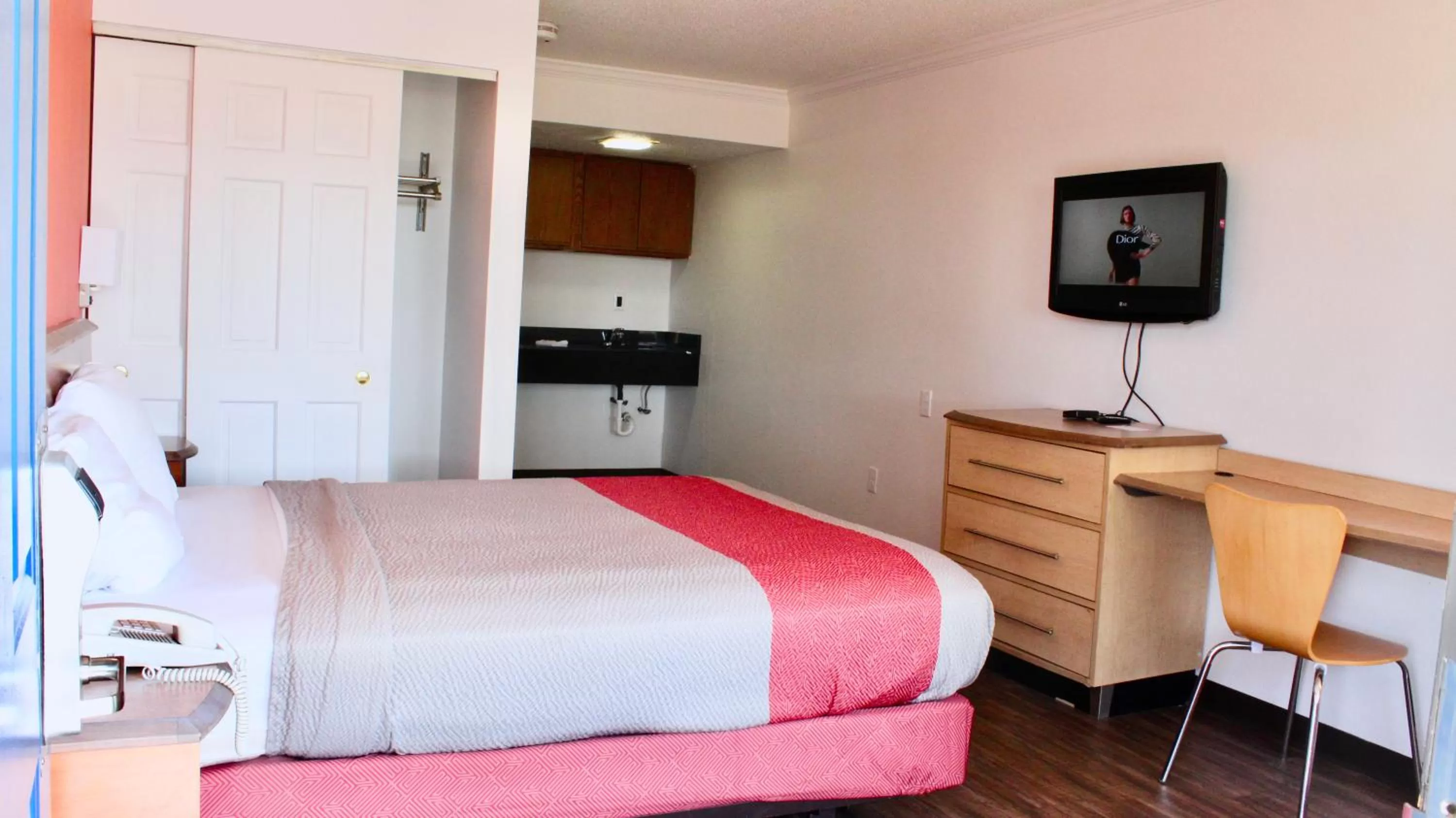 Bedroom, Bed in Motel 6-Dayton, OH