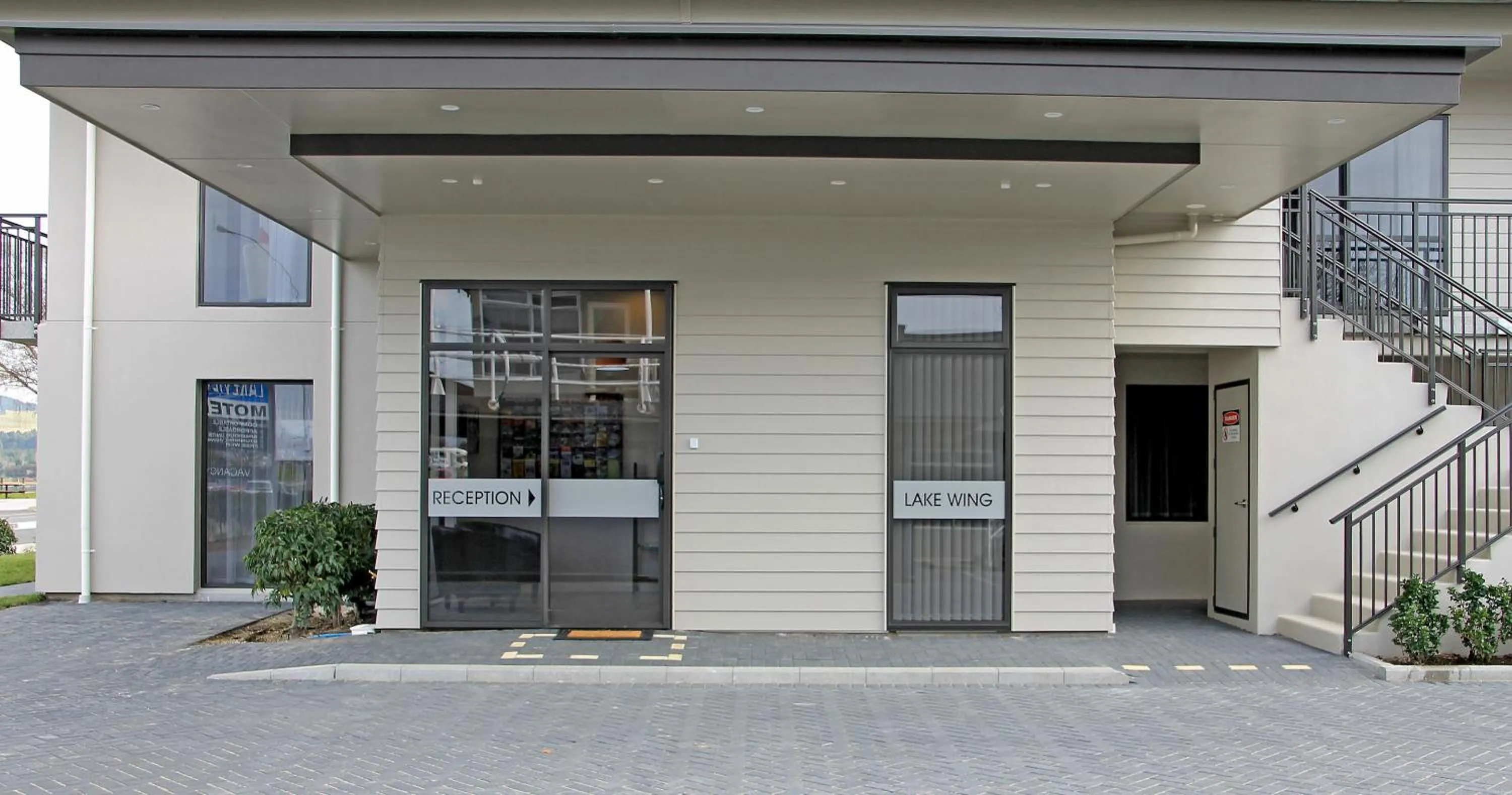 Facade/entrance in Acacia Lake View Motel