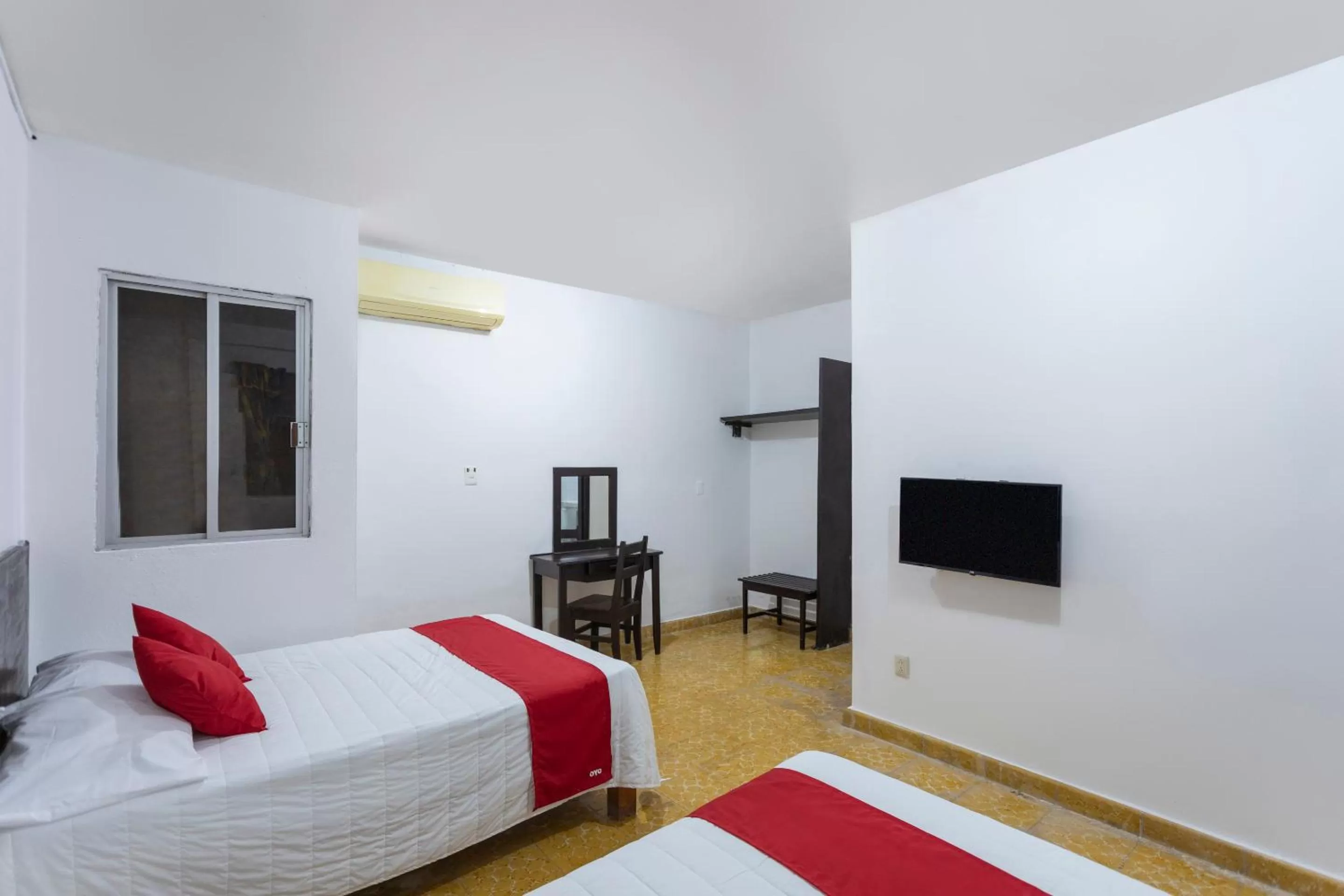 Bedroom, TV/Entertainment Center in OYO Hotel Cristal,Museum of Mayan culture,Chetumal