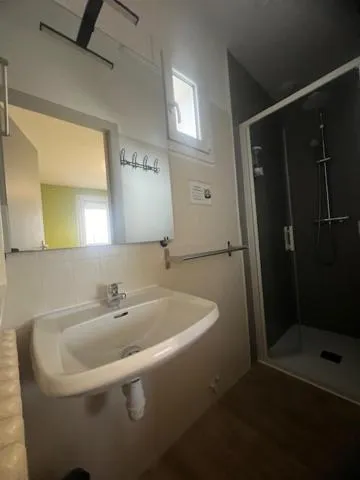 Shower in Hotel Le Cormier 9