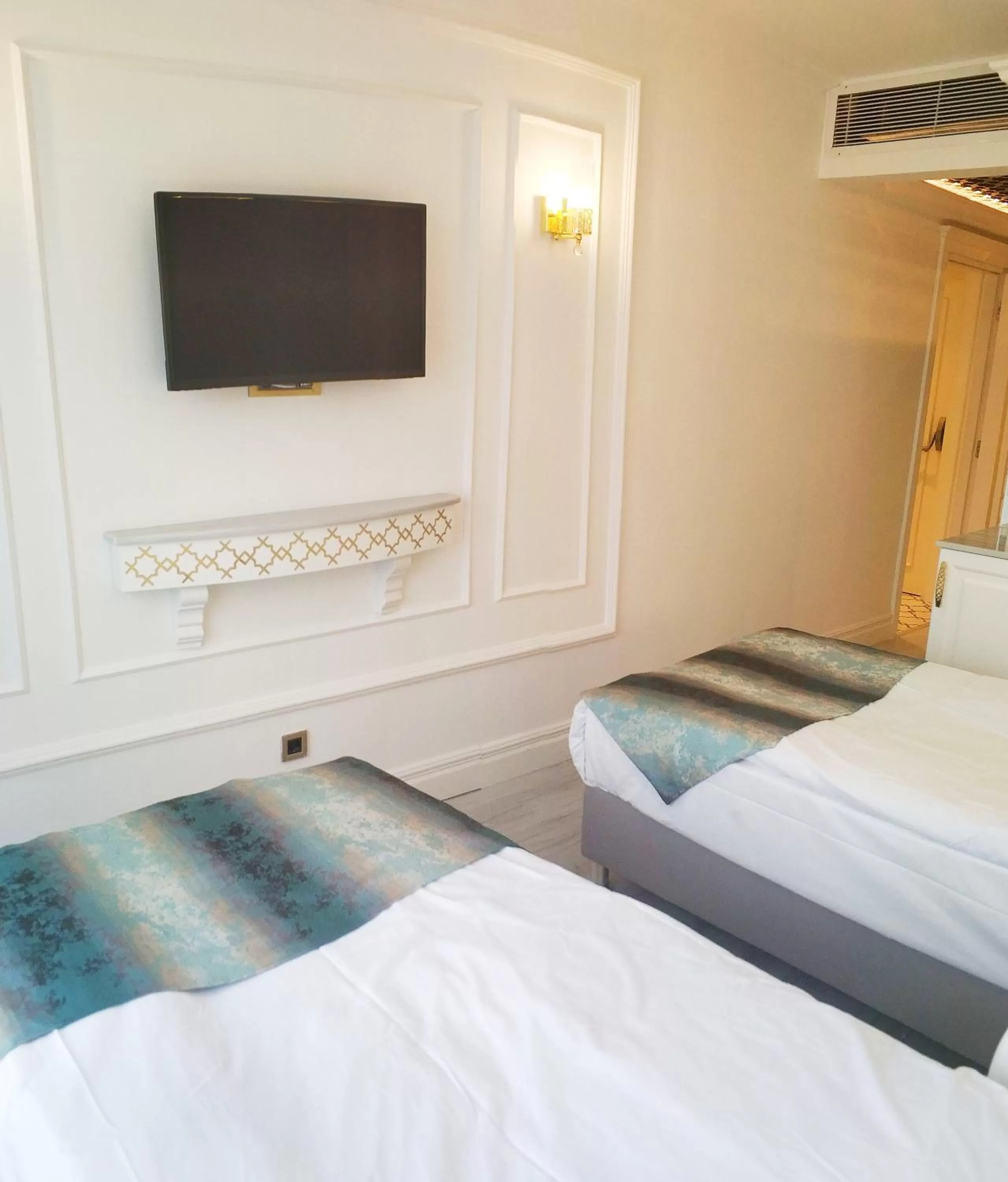 TV/Entertainment Center in Ligos