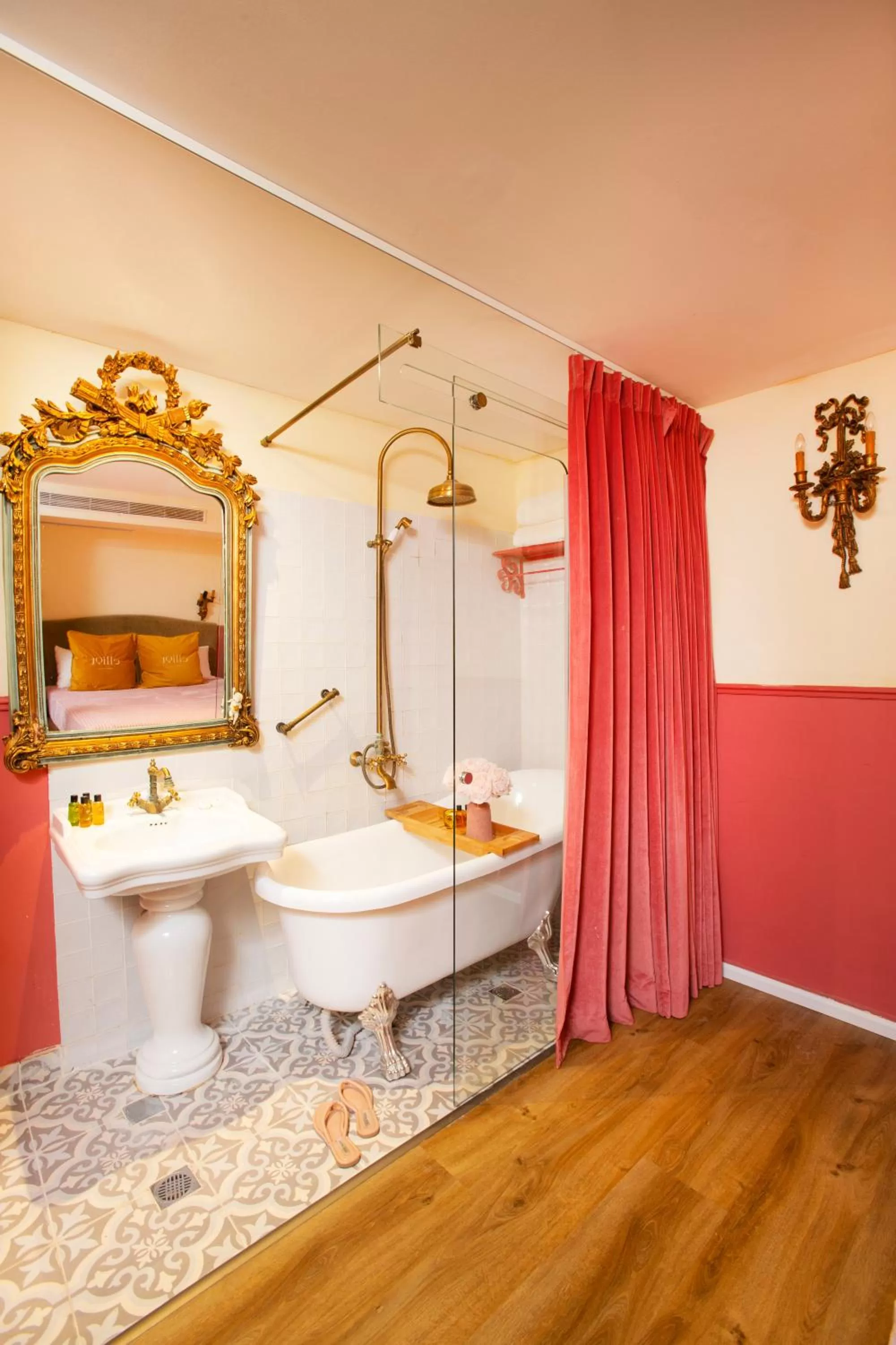 Shower in The Elliot - Adults only