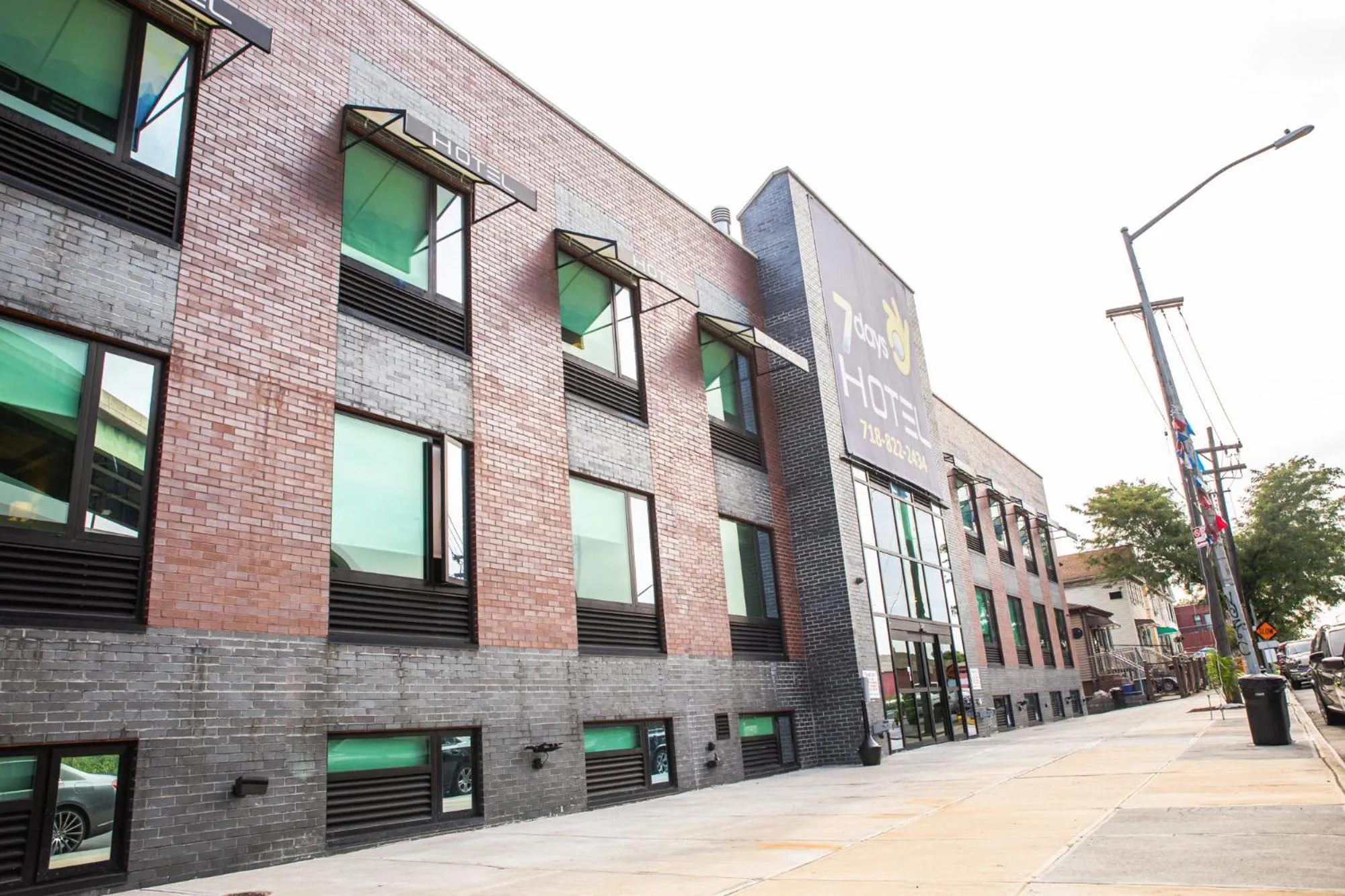 Property building in 7 Days Hotel