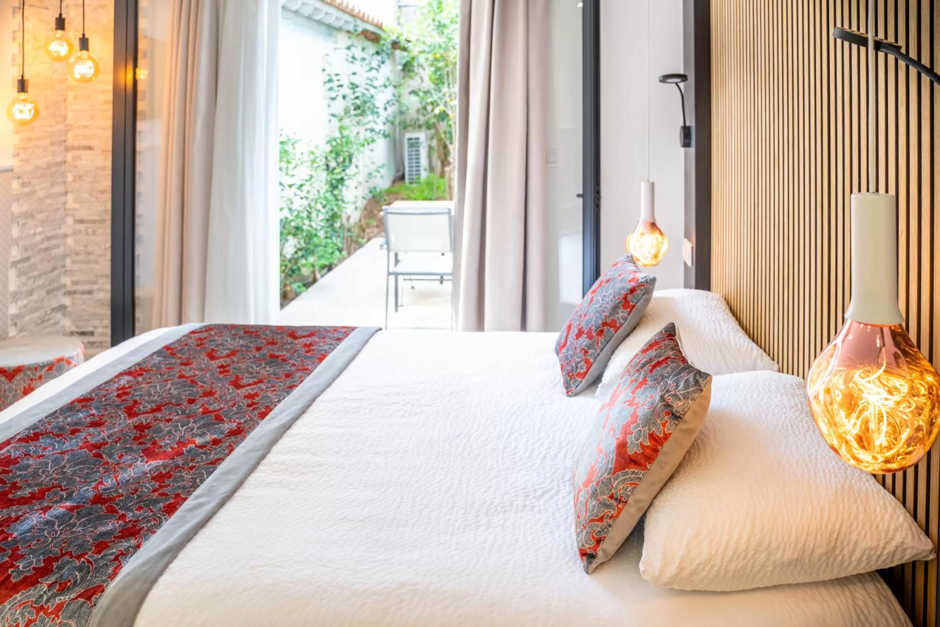 Bed in Le Confidentiel Hôtel & SPA