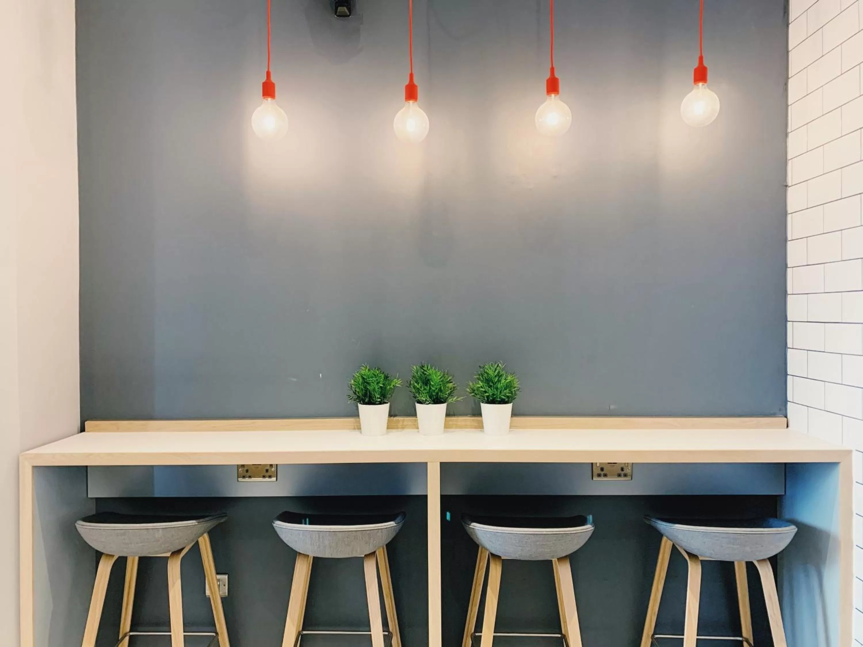 Lounge or bar in Holiday Inn Express London Victoria by IHG