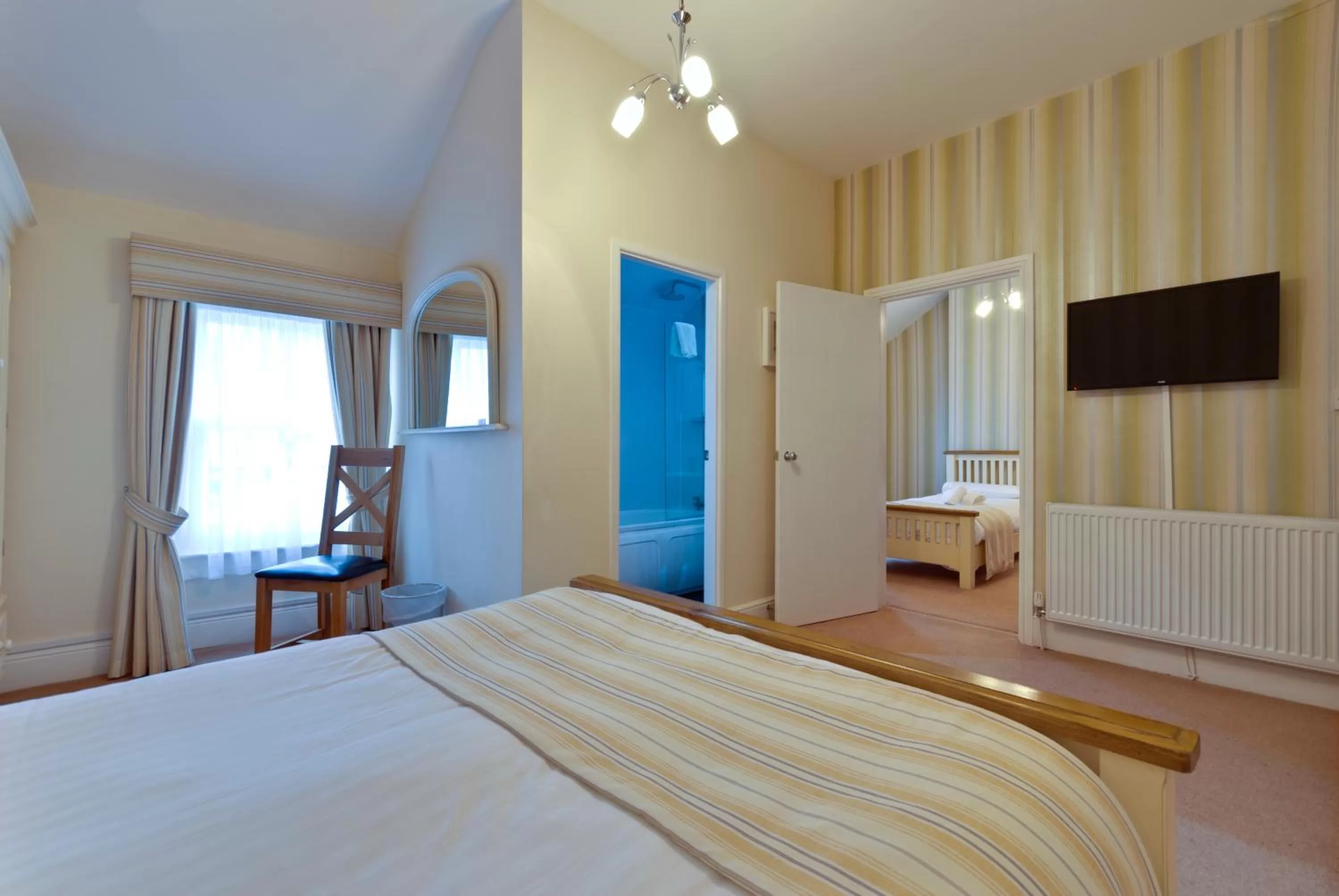 Bed in Lauriston & Lawton Court Hotel