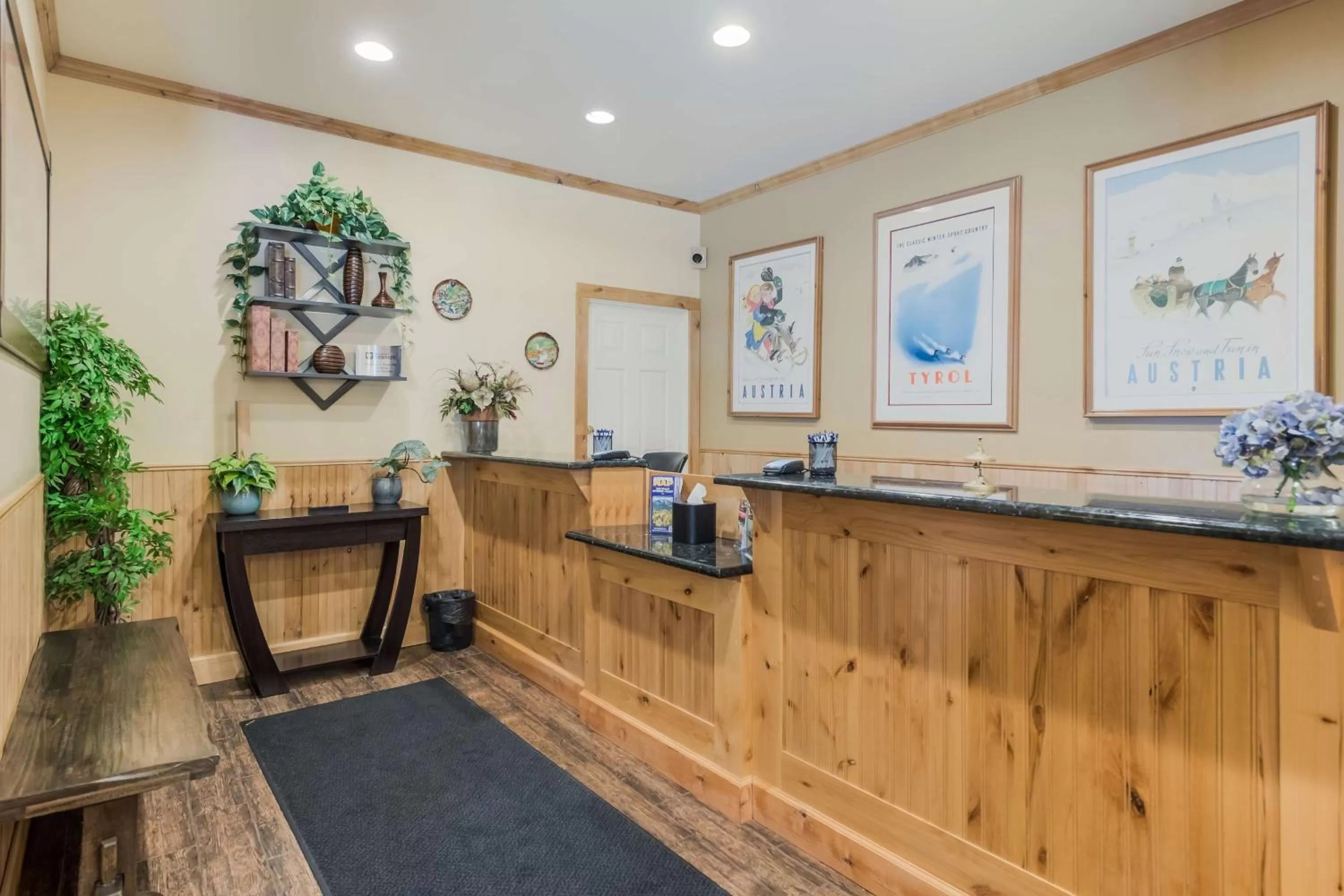 Lobby or reception in Best Western Tyrolean Lodge