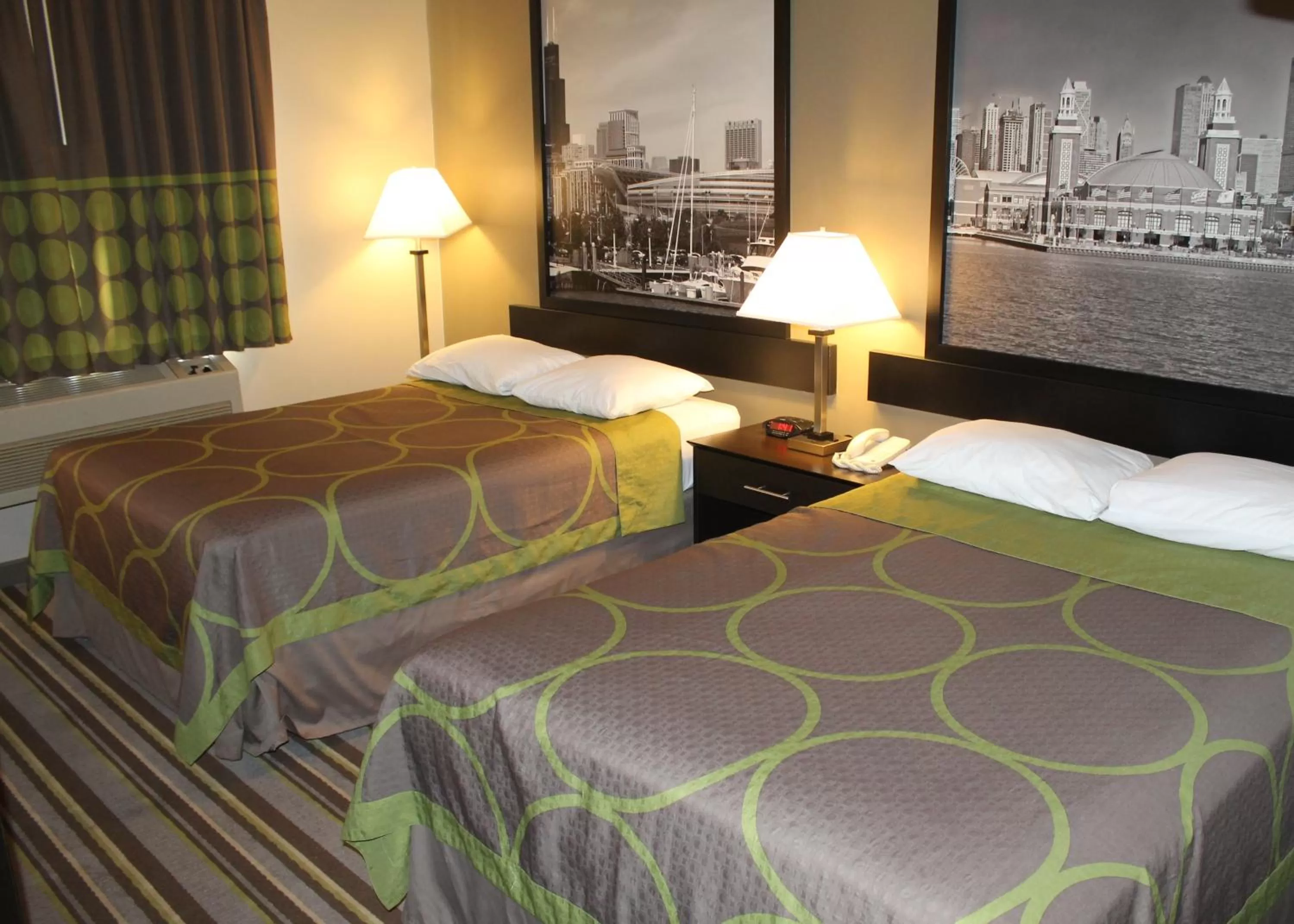 Bedroom, Bed in Super 8 by Wyndham Bridgeview/Chicago Area