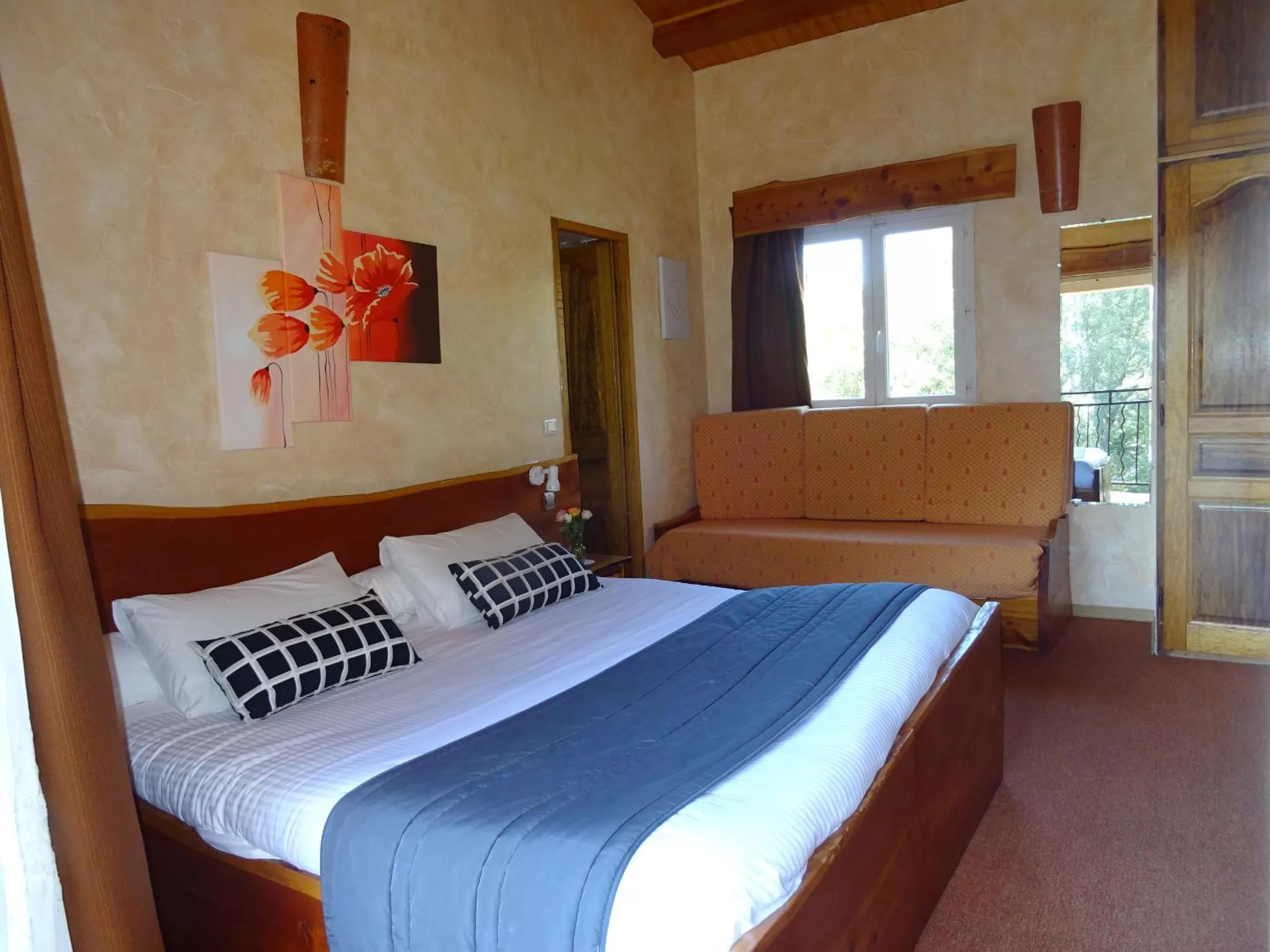 Bedroom, Bed in Les Chambres d'Hotes au Bois Fleuri