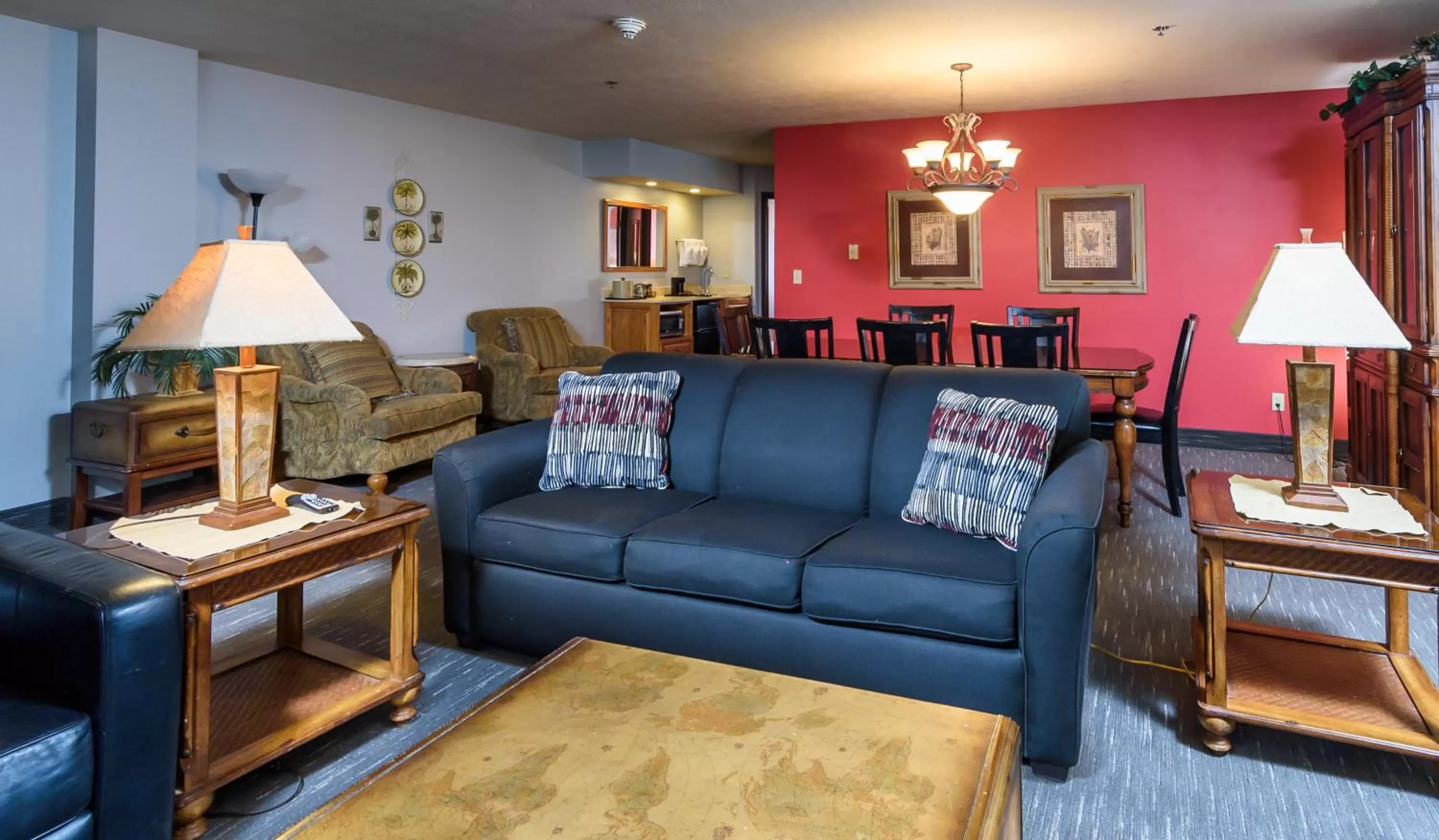Living room in Ramada by Wyndham Sioux Falls Airport - Waterpark Resort & Event Center