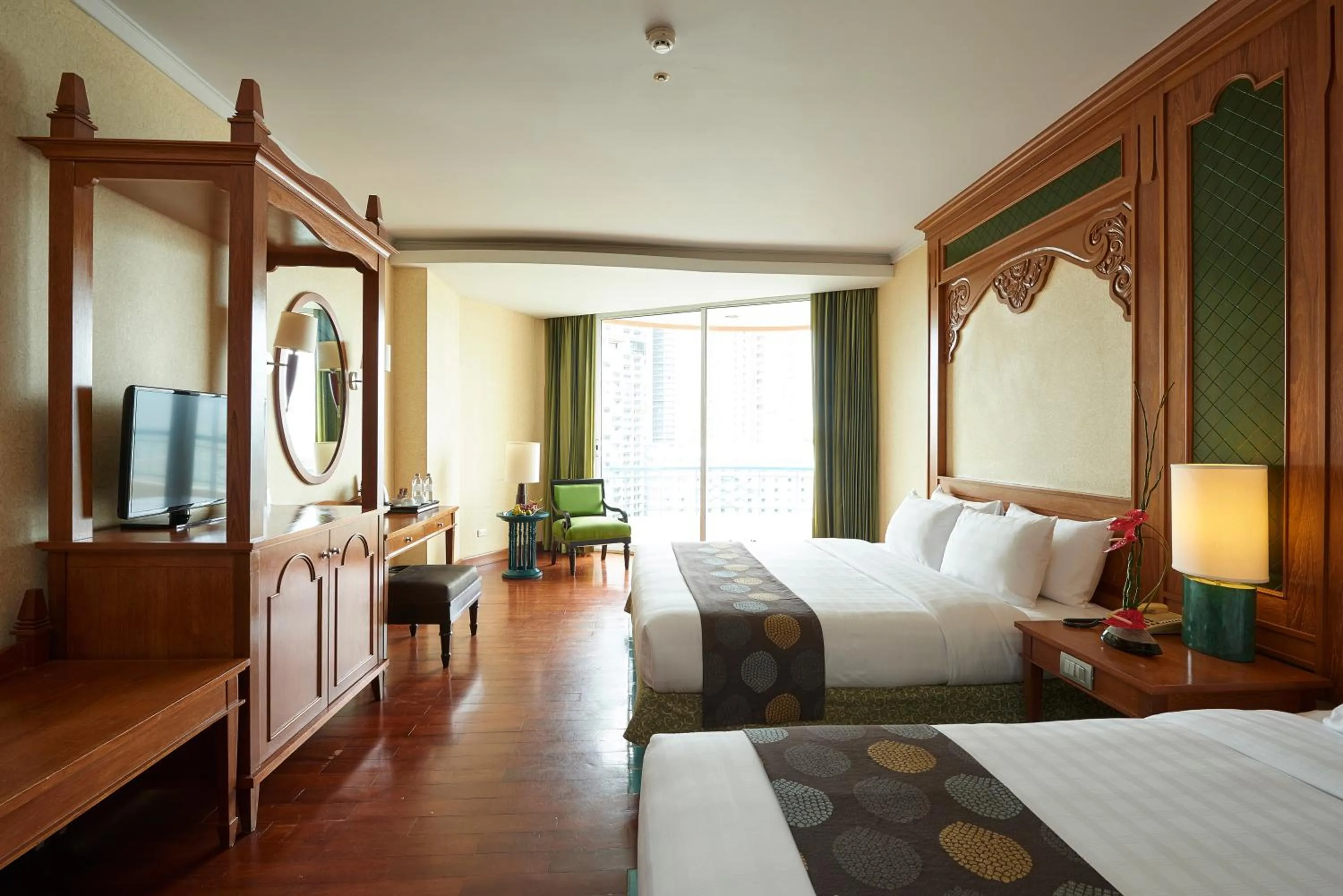 Bed in Long Beach Garden Hotel & Pavilions