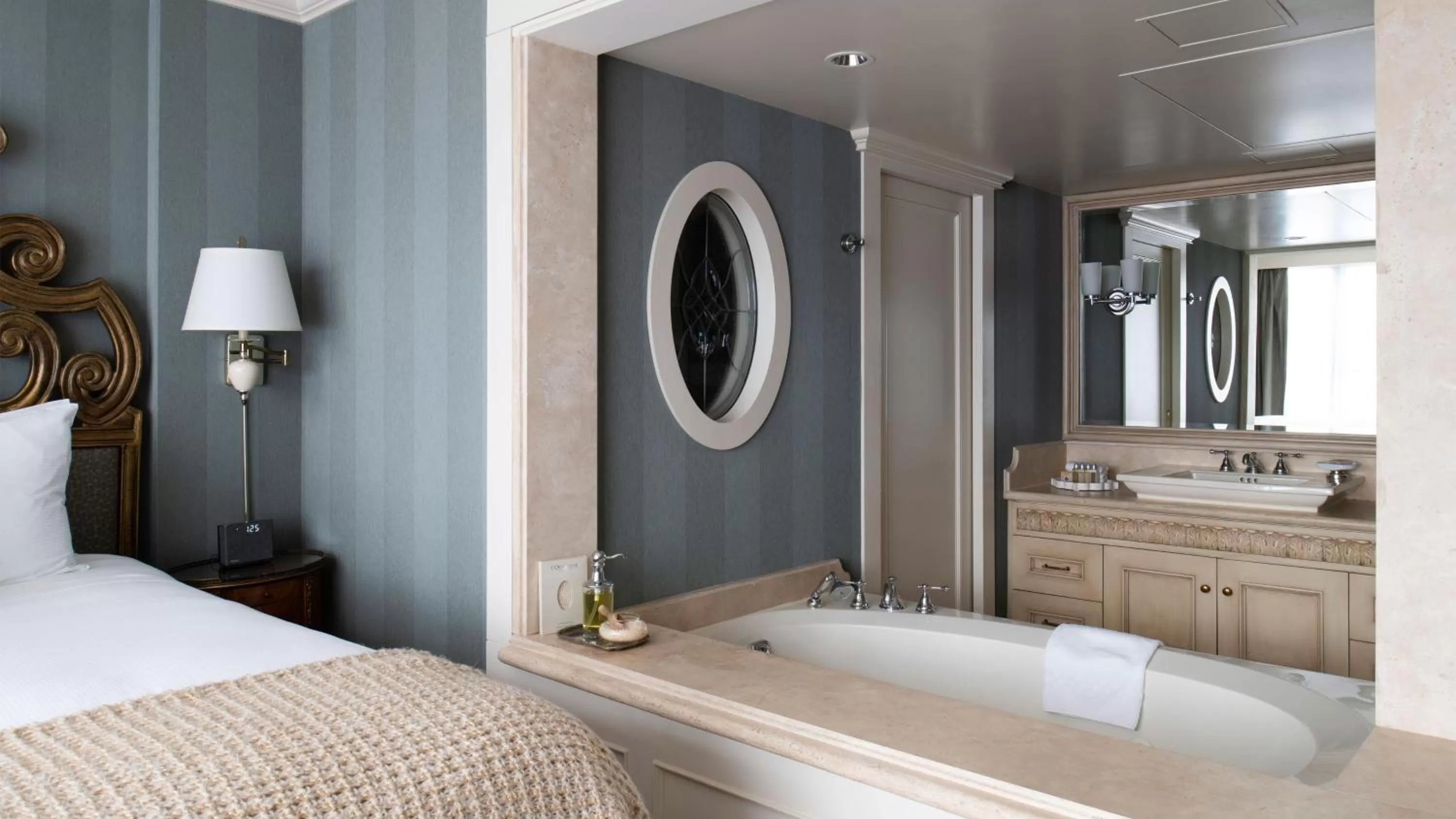 Bed in Wedgewood Hotel & Spa - Relais & Chateaux