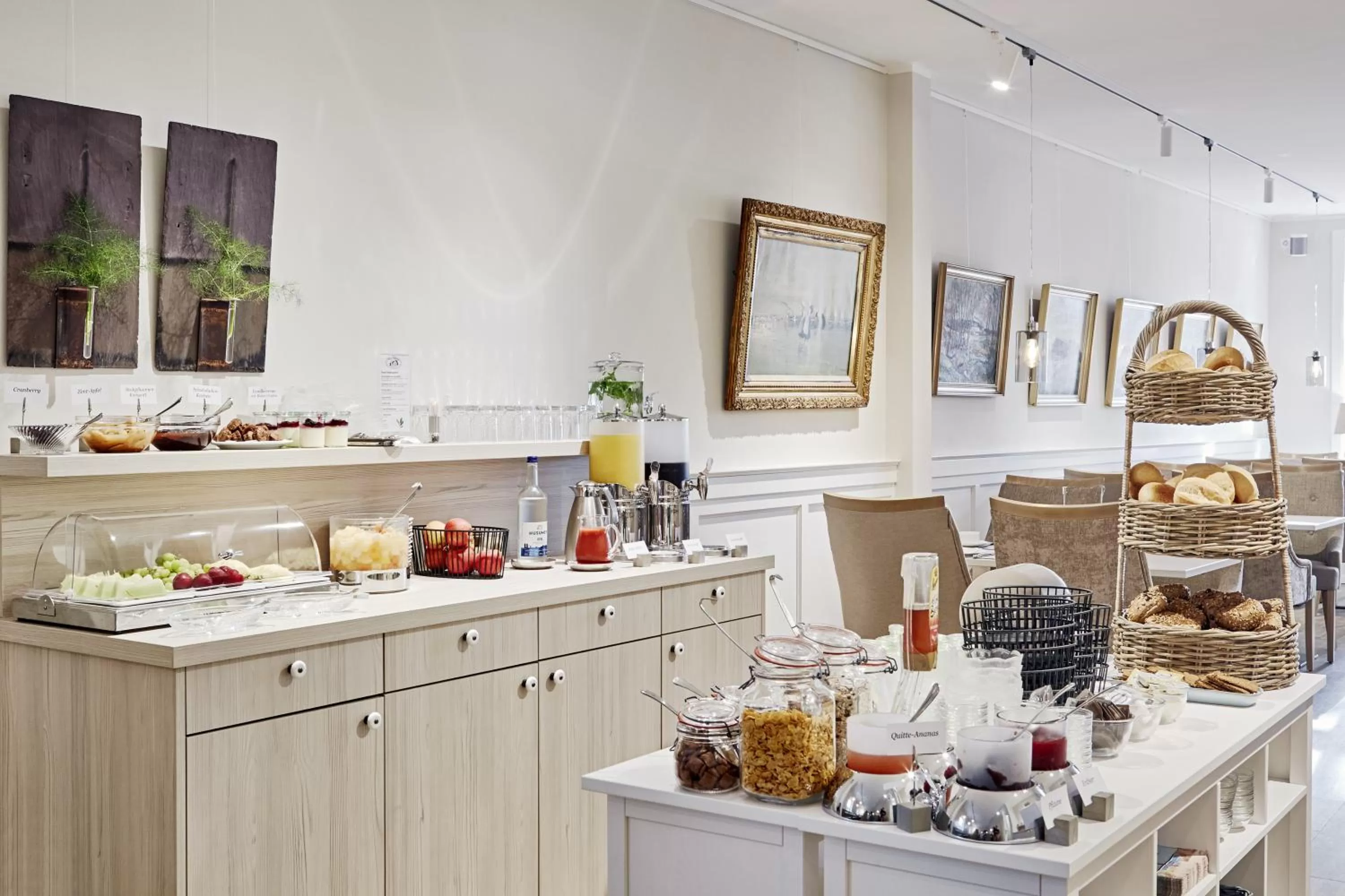 Buffet breakfast, Kitchen/Kitchenette in Duus Hotel garni