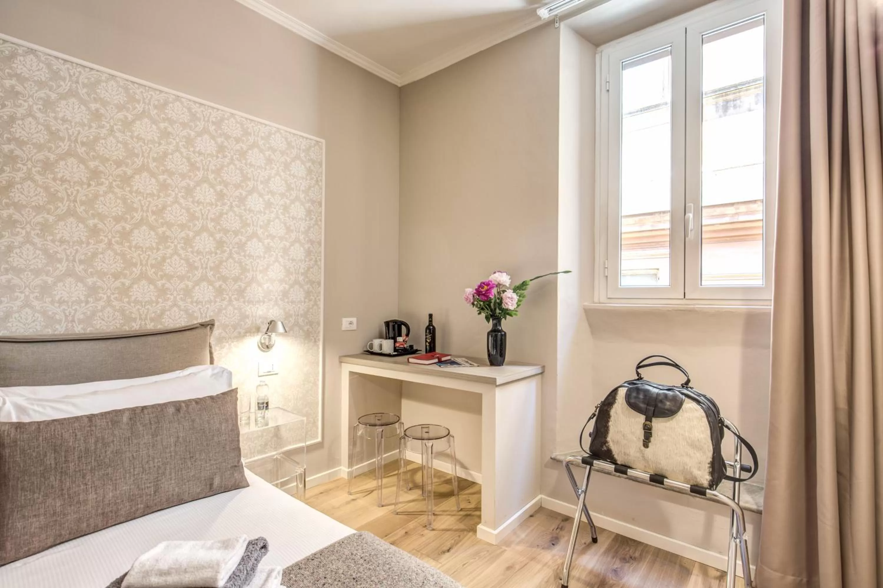 Photo of the whole room, Bed in The Spanish Suite Via di Ripetta