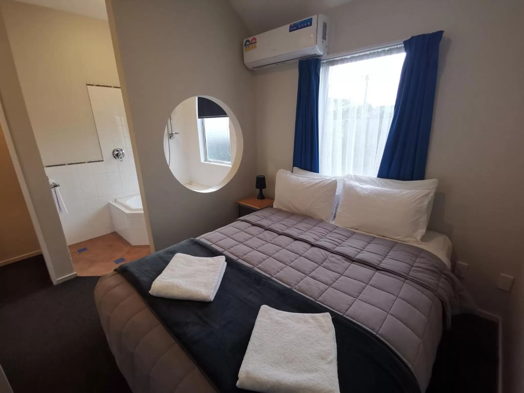 Bed in Airport Birches Motel