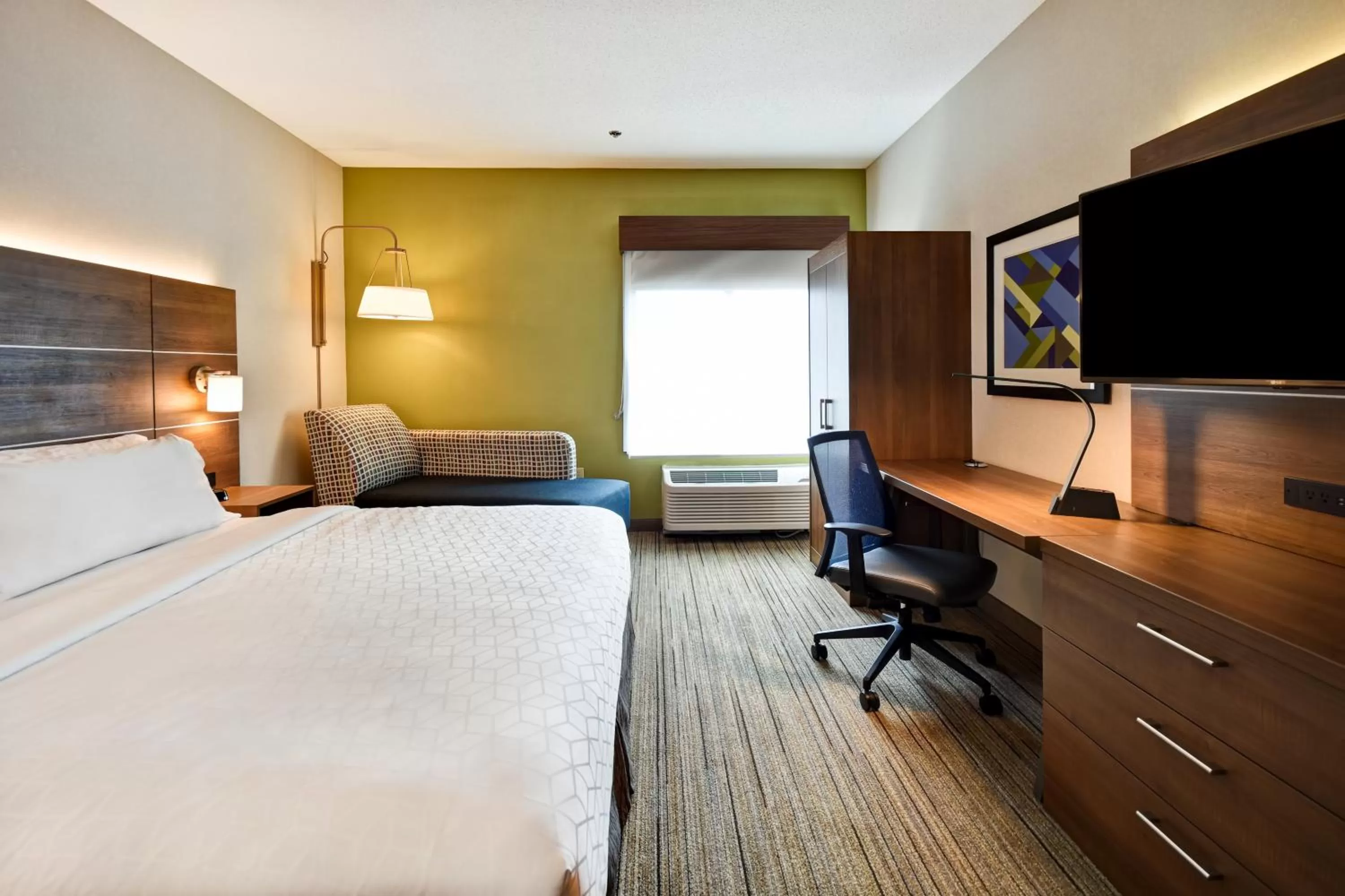 Photo of the whole room, Bed in Holiday Inn Express Newport North - Middletown by IHG