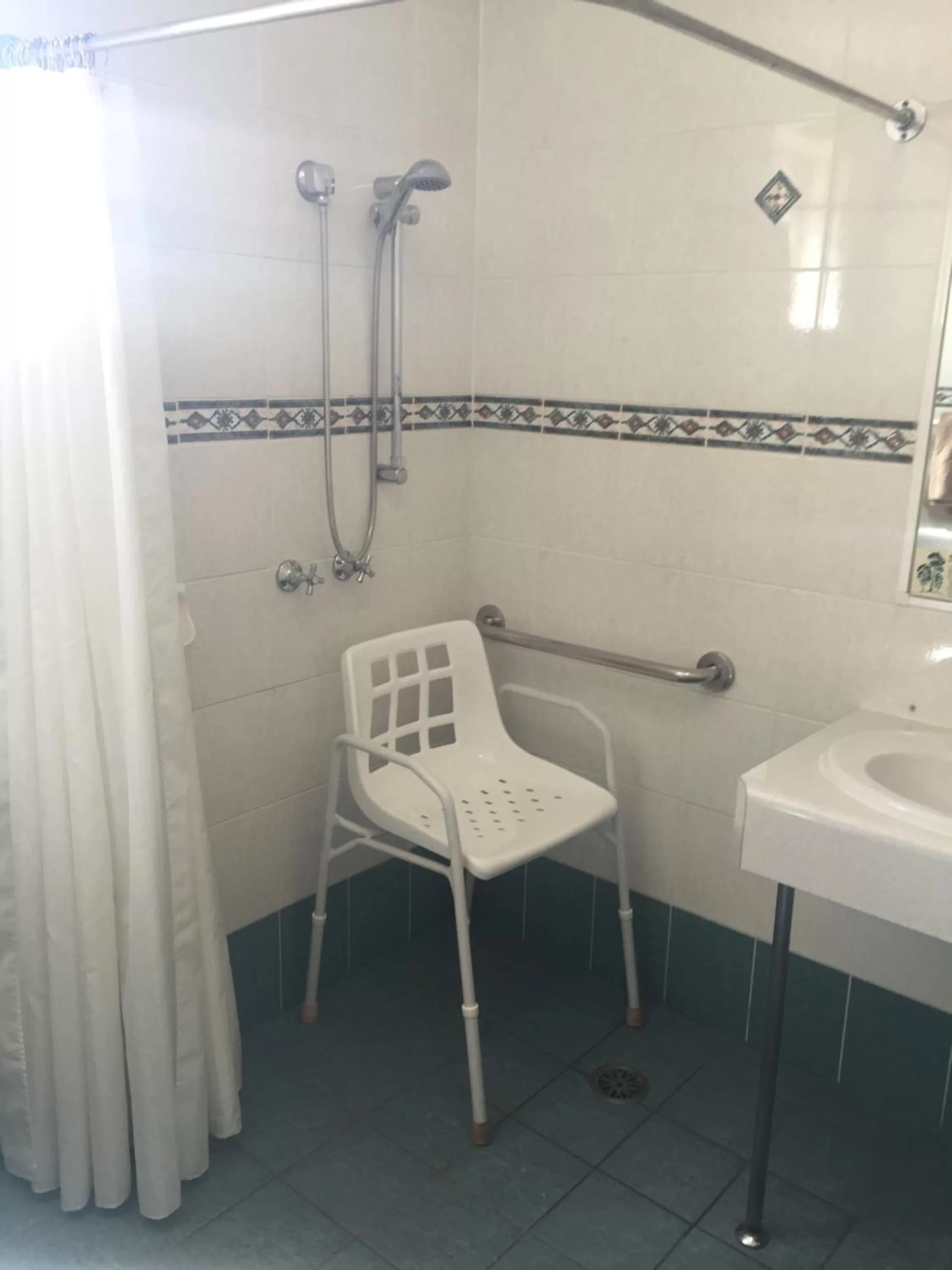 Shower in Abel Tasman Motor Inn