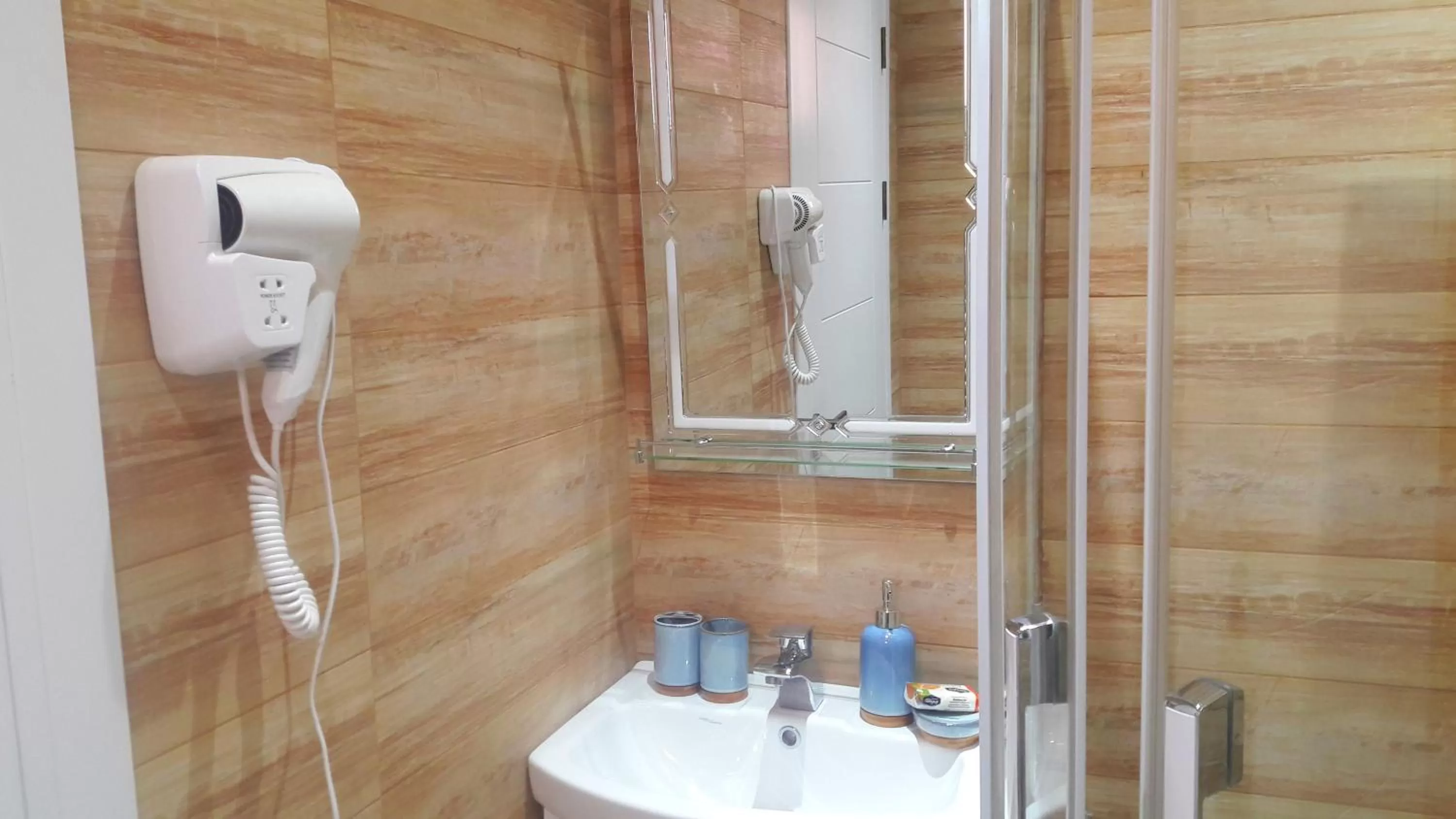 Bathroom in Hotel Lilo near Airport