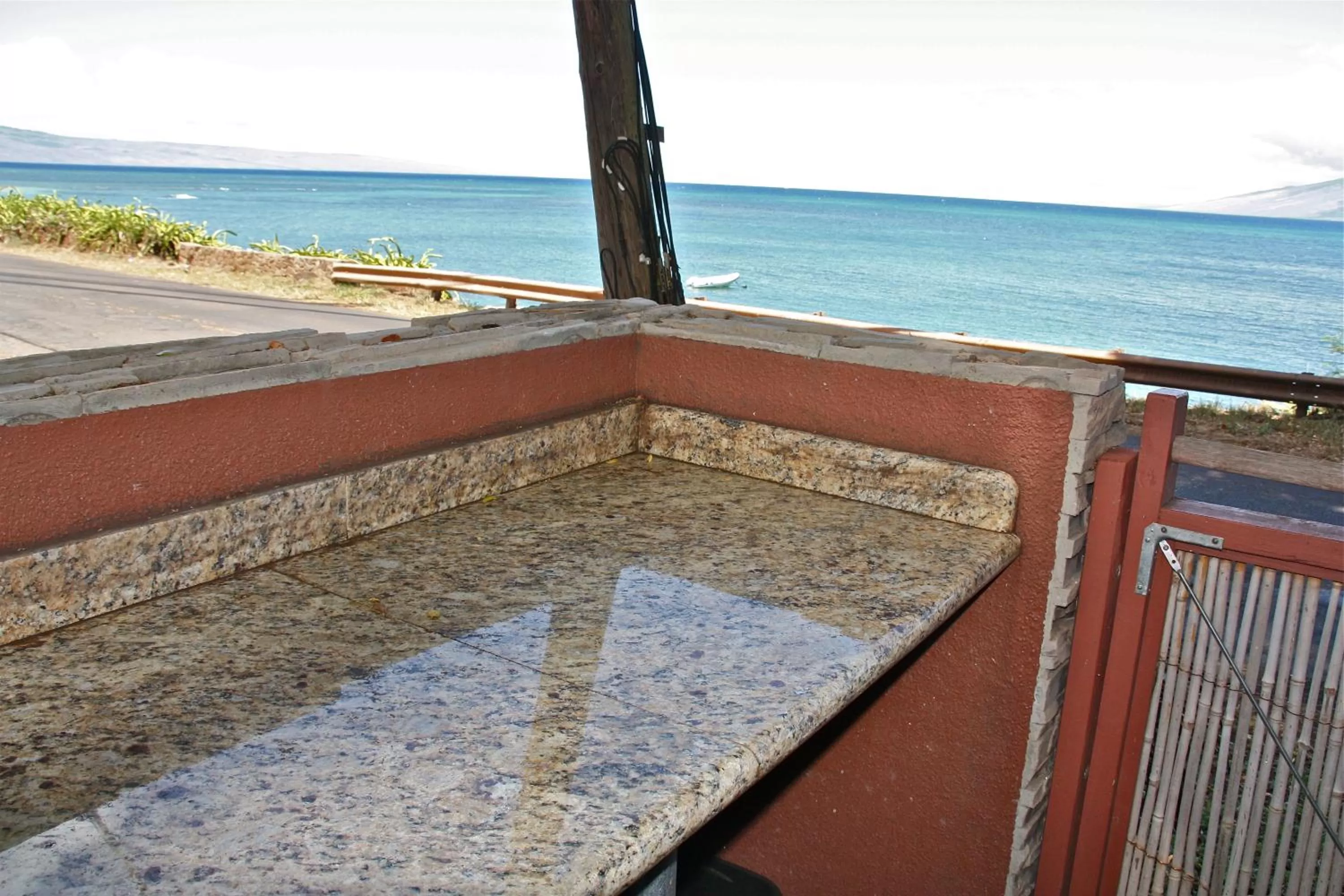 BBQ facilities, Sea View in Maui Beach House B & B