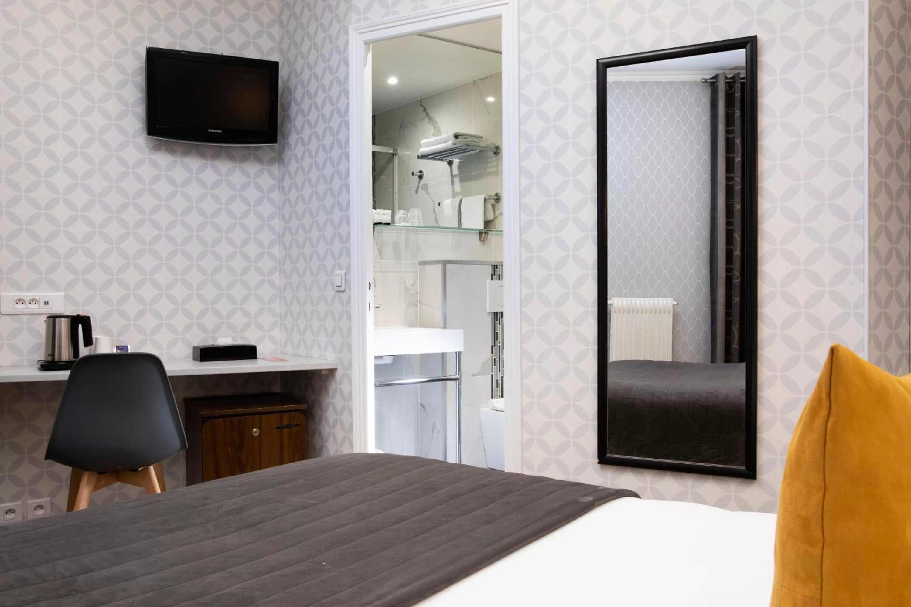 TV and multimedia, Bed in Hôtel de Genève