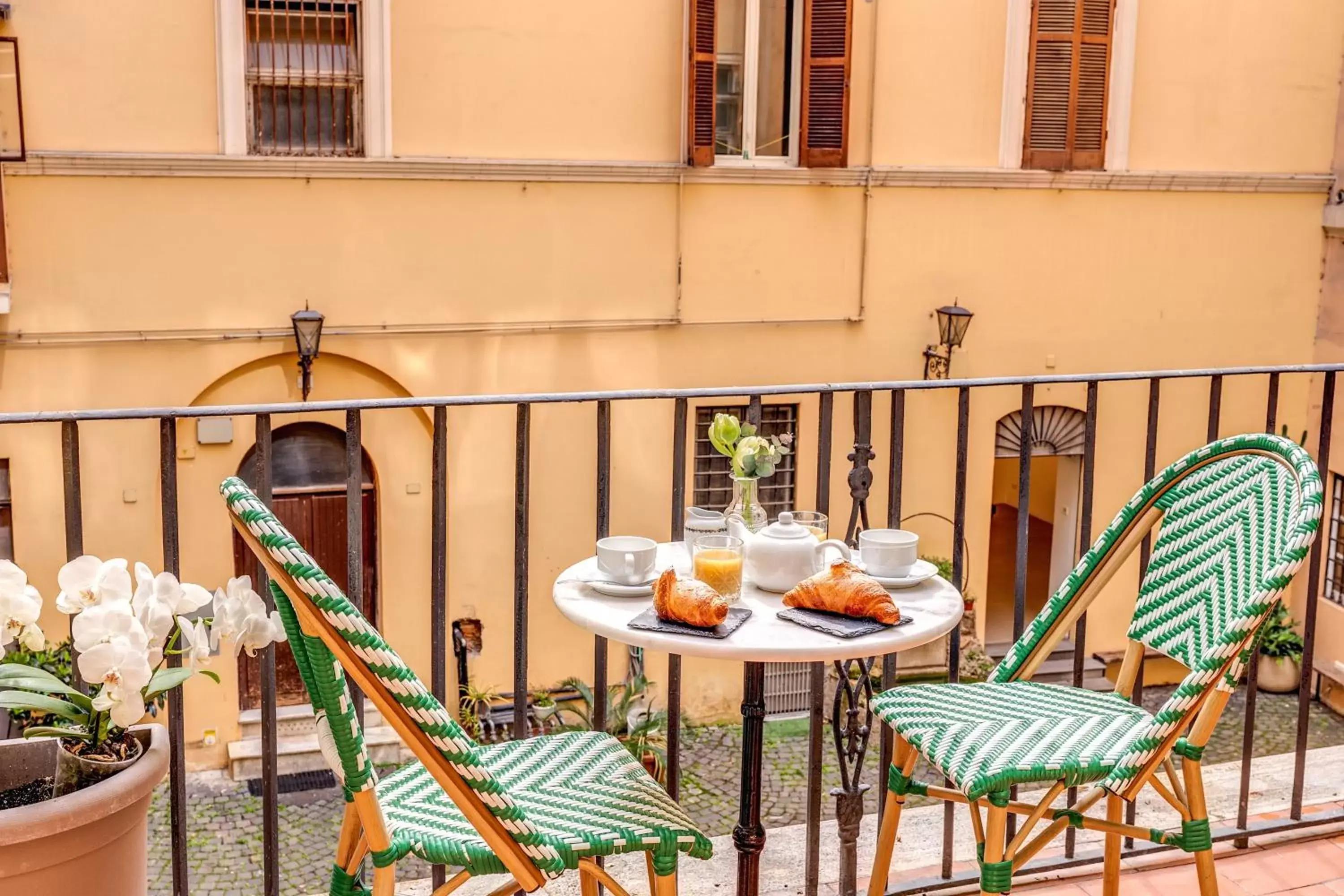 Deluxe Double Room with Balcony in Tree Charme Parliament Boutique Hotel Deluxe Double Room with Balcony in Tree Charme Parliament Boutique Hotel