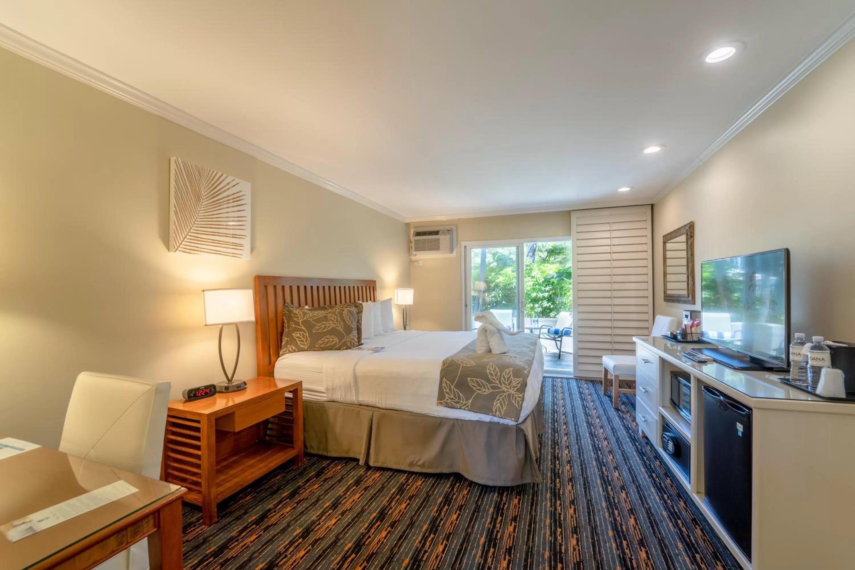 Photo of the whole room, Bed in The Dana on Mission Bay