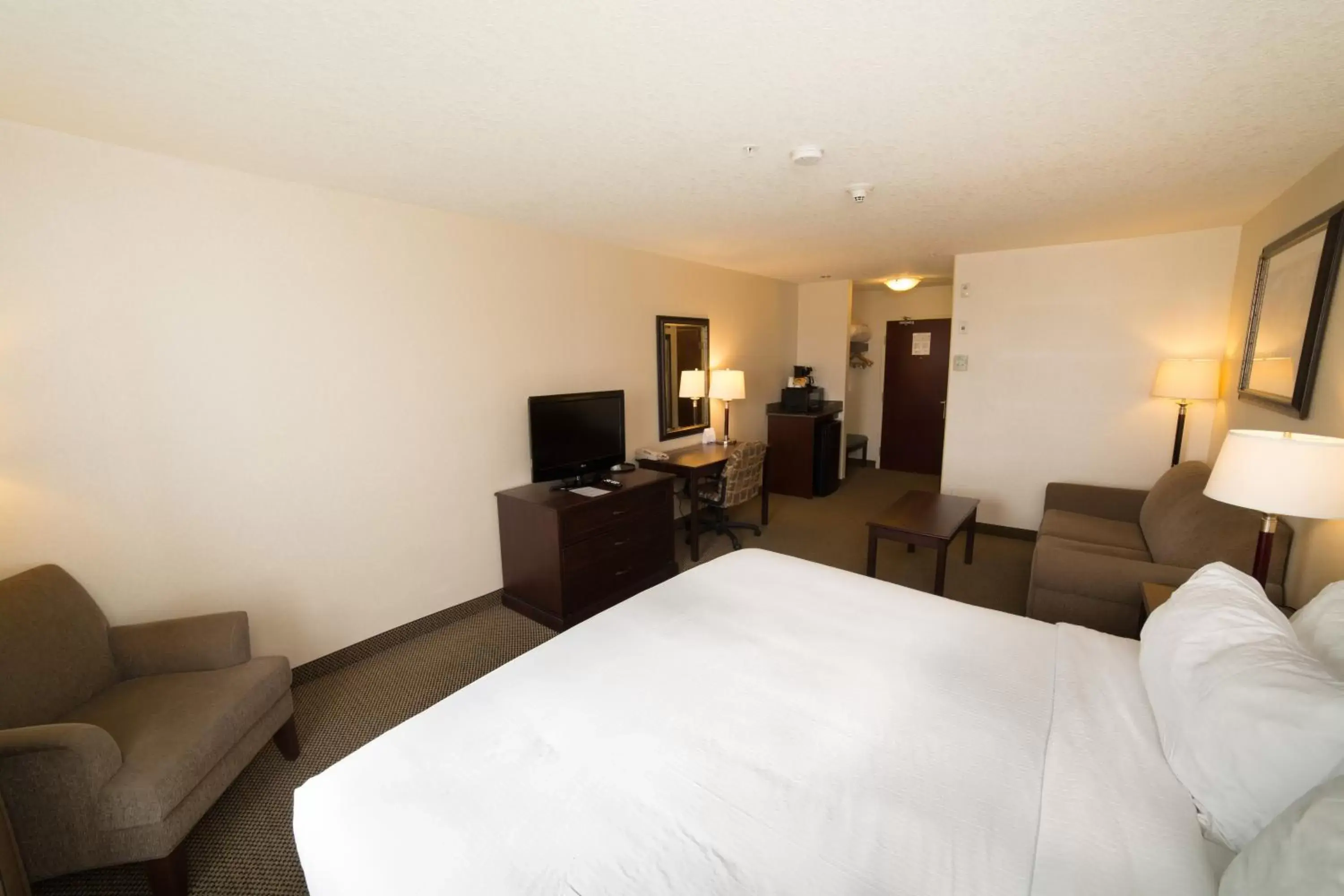 King Room - Disability Access in Holiday Inn Express & Suites Whitecourt by IHG King Room - Disability Access in Holiday Inn Express & Suites Whitecourt by IHG