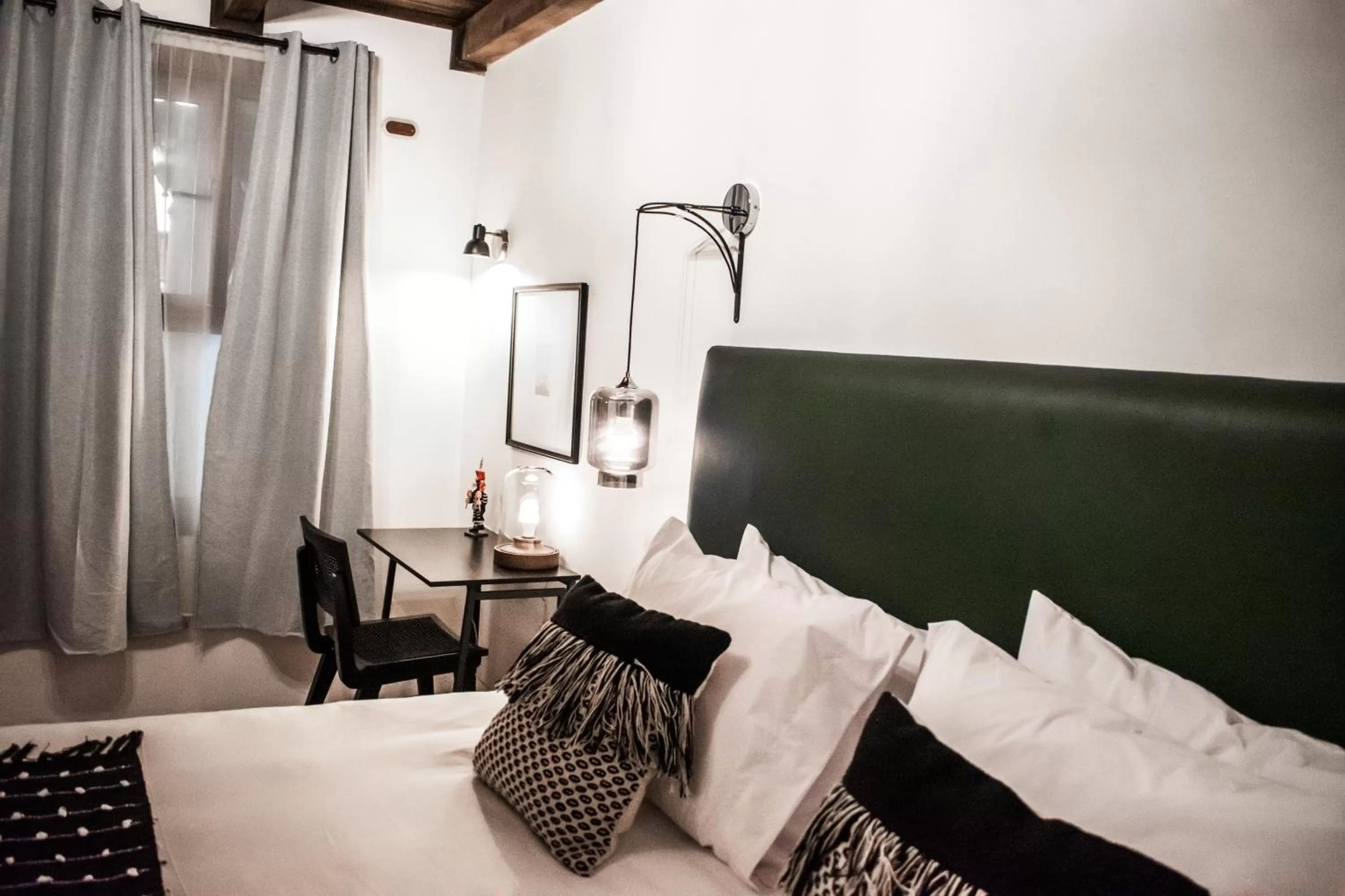 Seating area, Bed in Mestizo Antigua