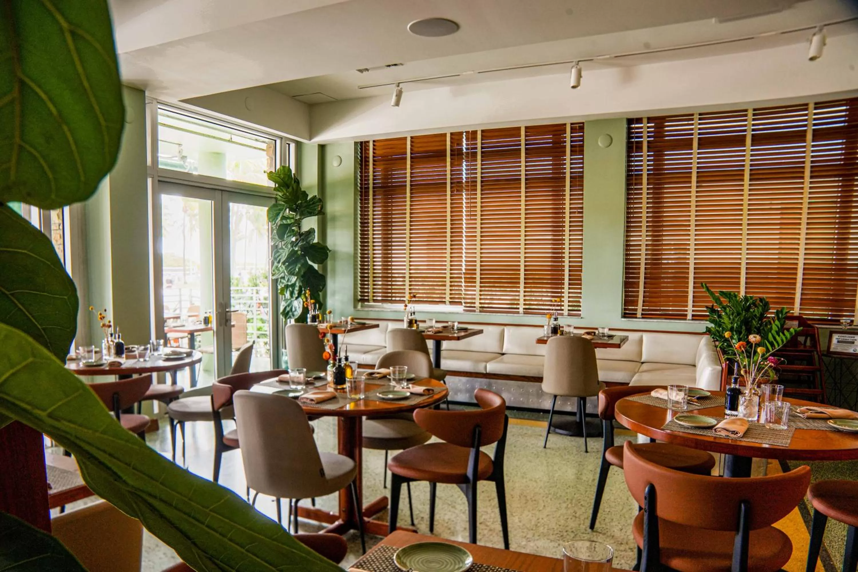 Restaurant/places to eat in Pelican Hotel