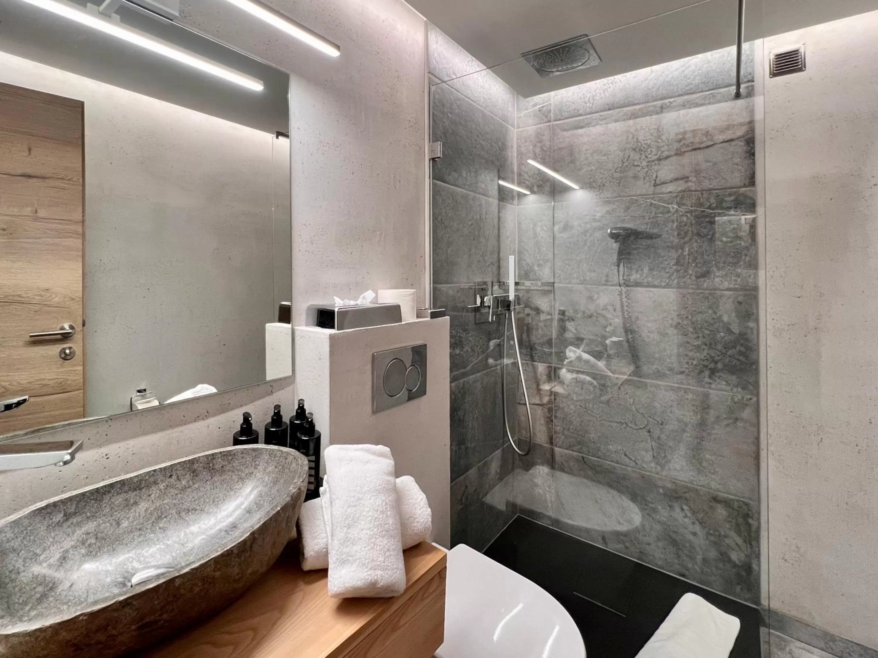 Shower, Bathroom in Hotel Alexander