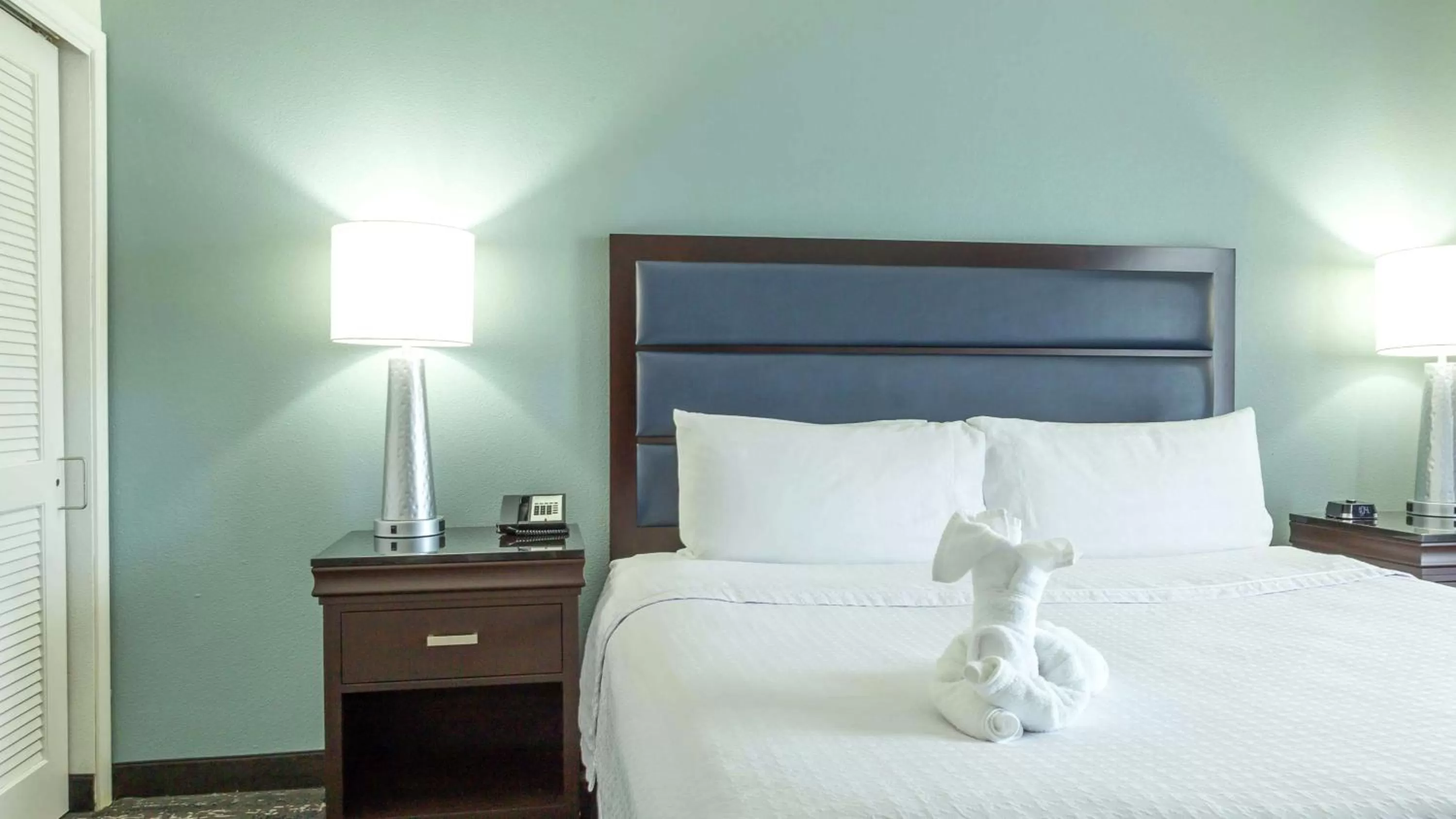 Bed in Homewood Suites by Hilton Miami - Airport West
